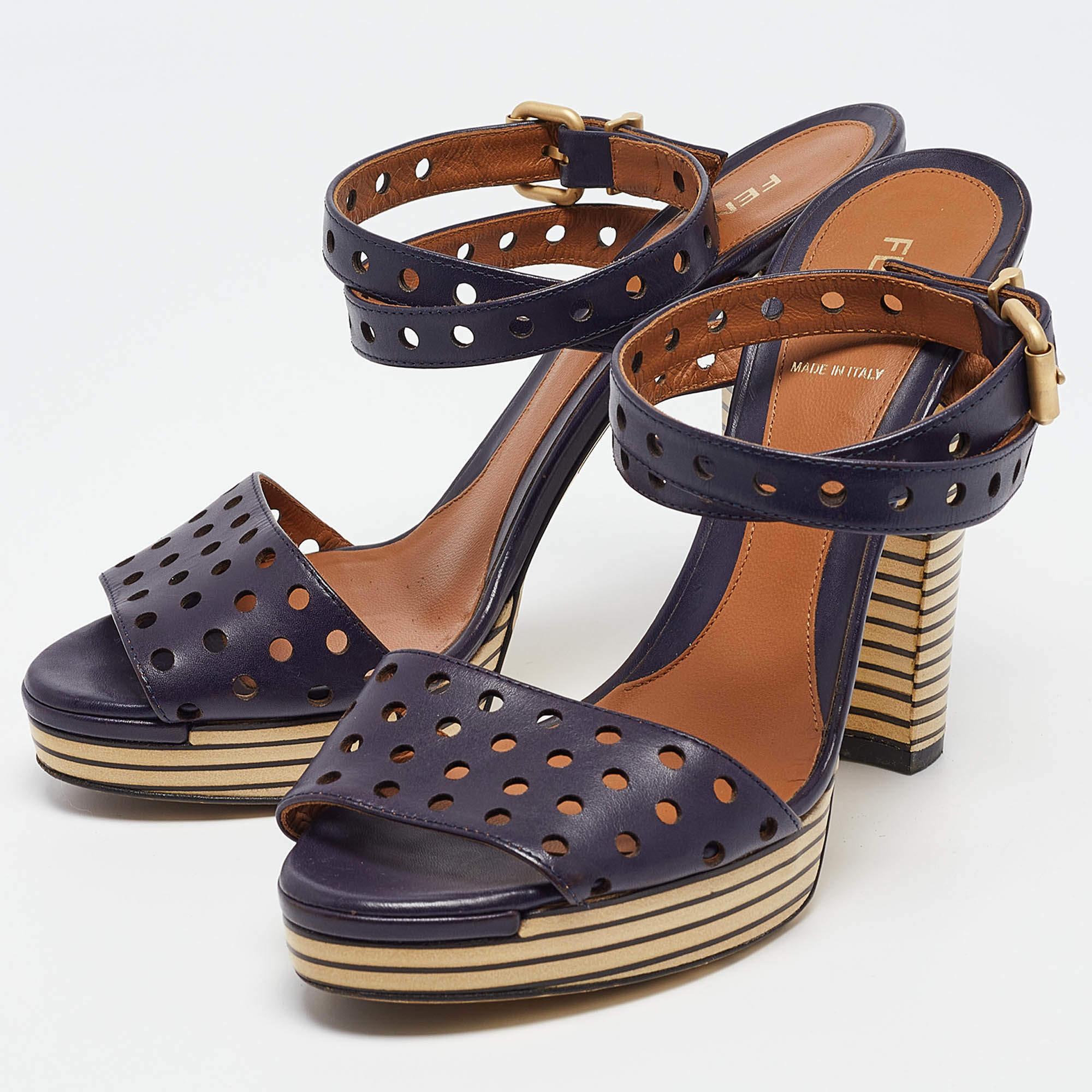 Indossa questi sandali firmati per abbellire qualsiasi outfit. Sono versatili e chic e possono essere facilmente abbinati. Realizzati con materiali di qualità, questi sandali sono ben costruiti e duraturi.
