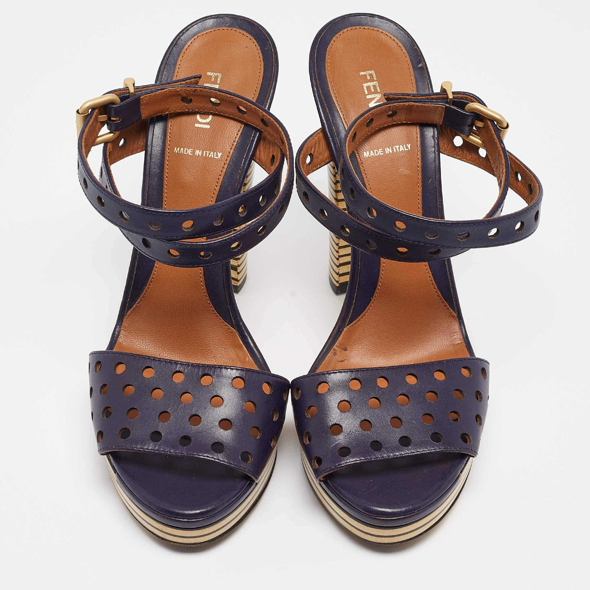 Nero Fendi Sandali con cinturino alla caviglia in pelle traforata blu navy misura 40 in vendita
