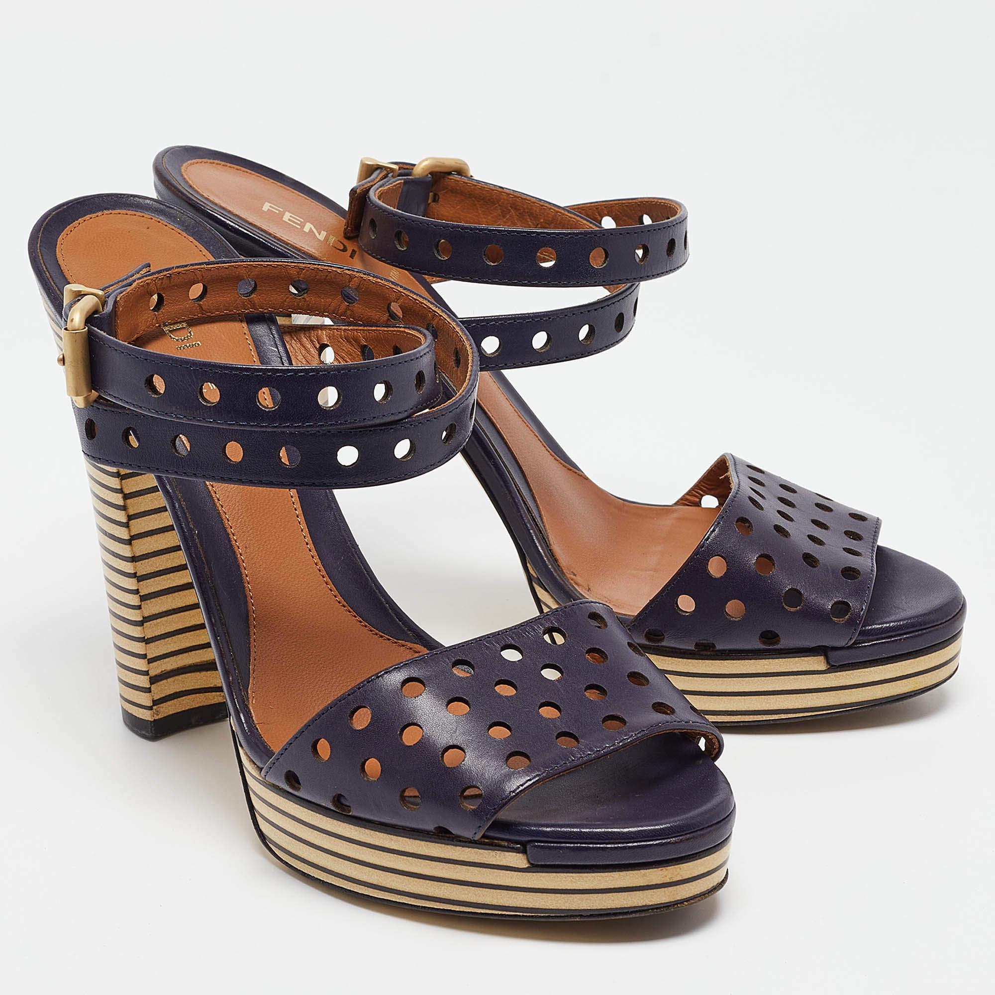 Fendi Sandali con cinturino alla caviglia in pelle traforata blu navy misura 40 In condizioni buone in vendita a Dubai, Al Qouz 2