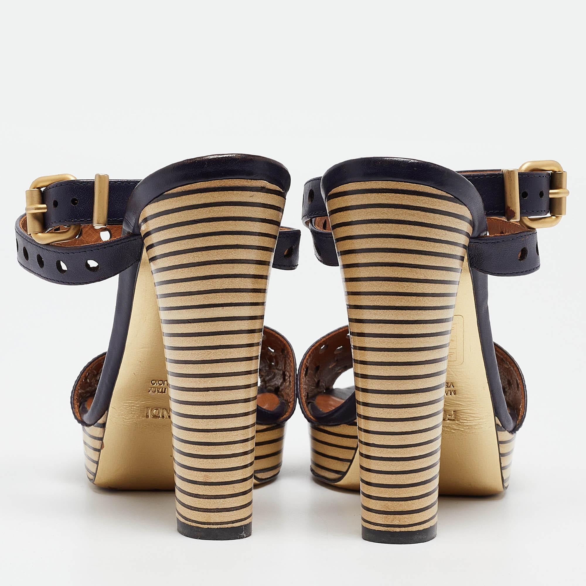Donna Fendi Sandali con cinturino alla caviglia in pelle traforata blu navy misura 40 in vendita
