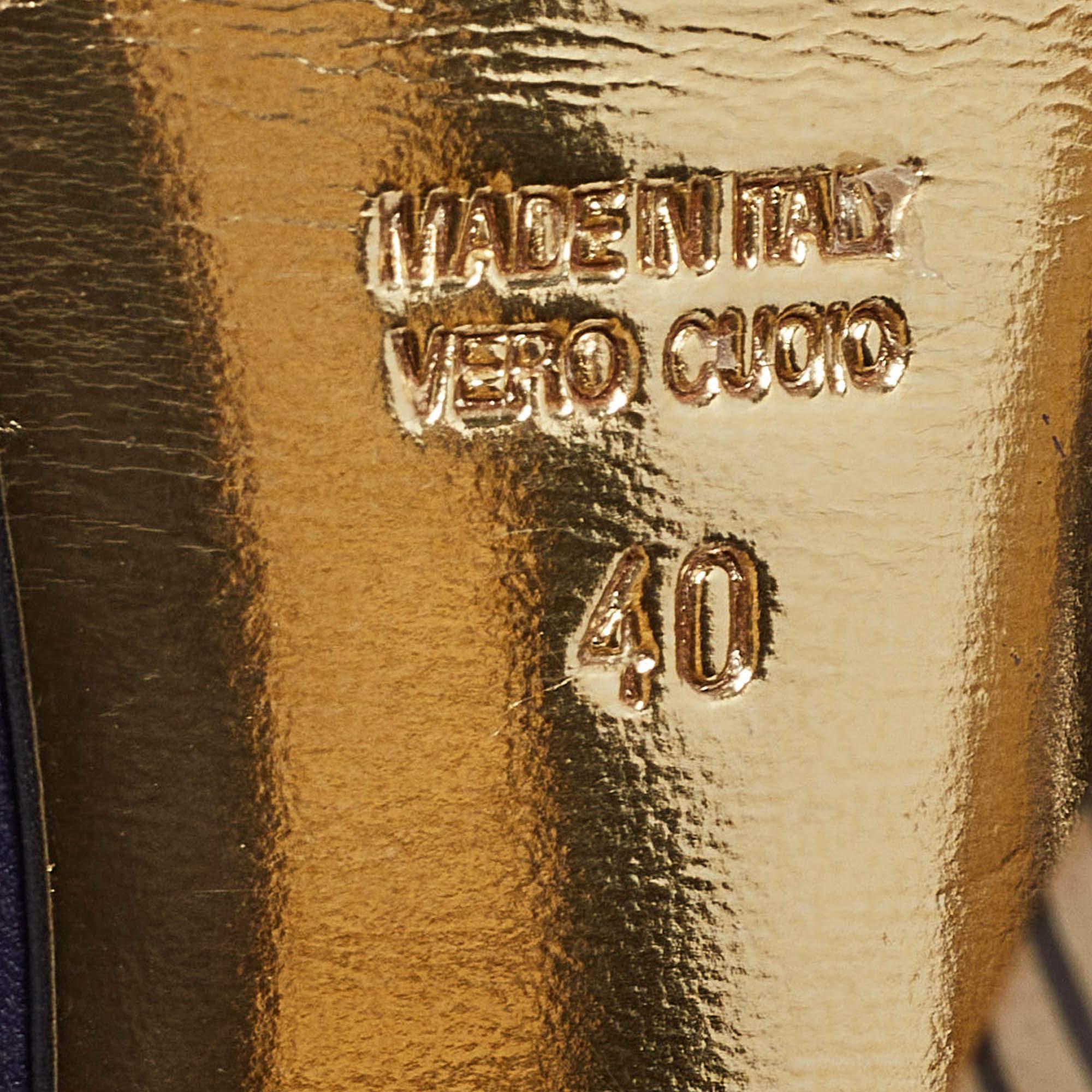 Fendi Sandali con cinturino alla caviglia in pelle traforata blu navy misura 40 in vendita 3