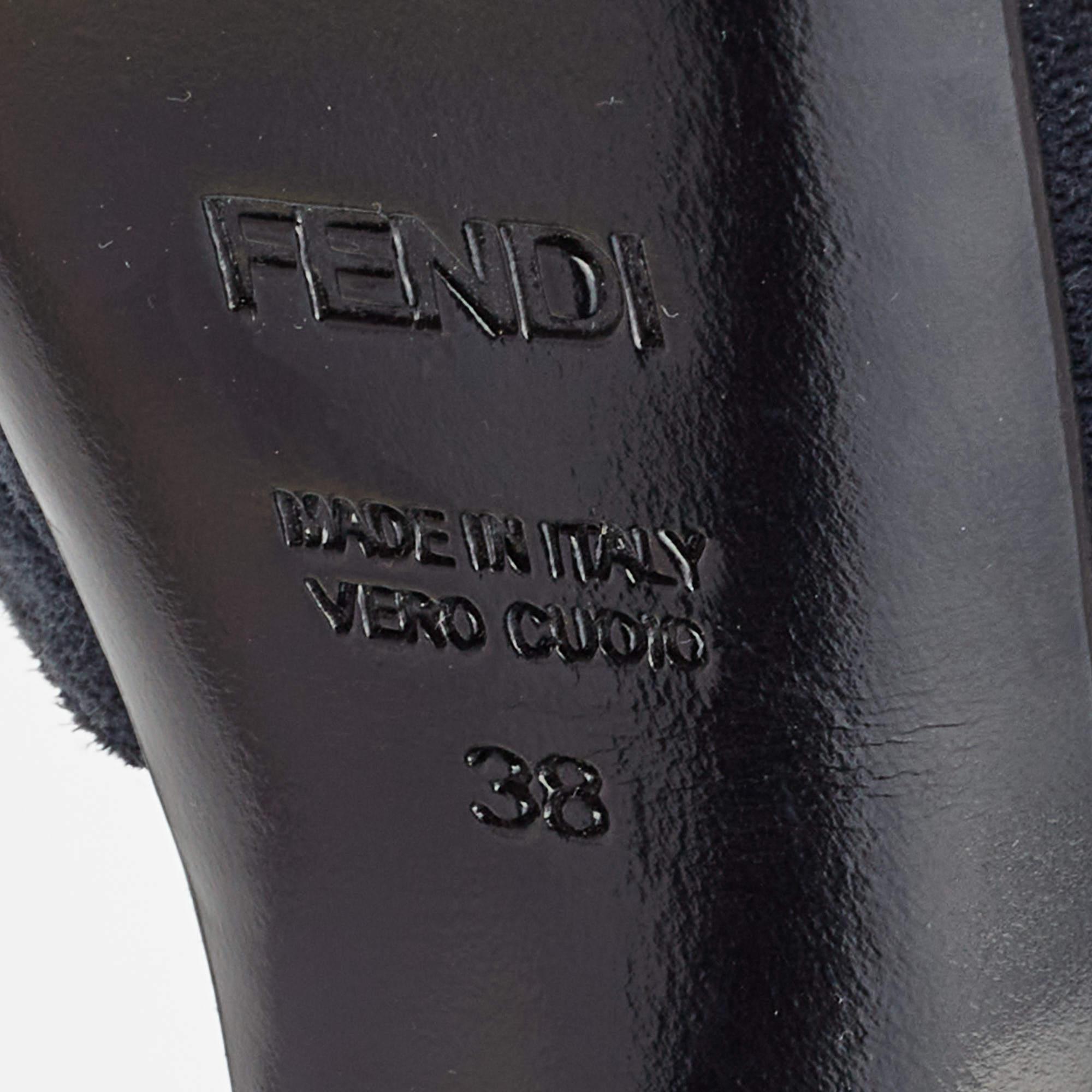 Fendi Sandali con cinturino alla caviglia in pelle scamosciata blu navy taglia 38 in vendita 2