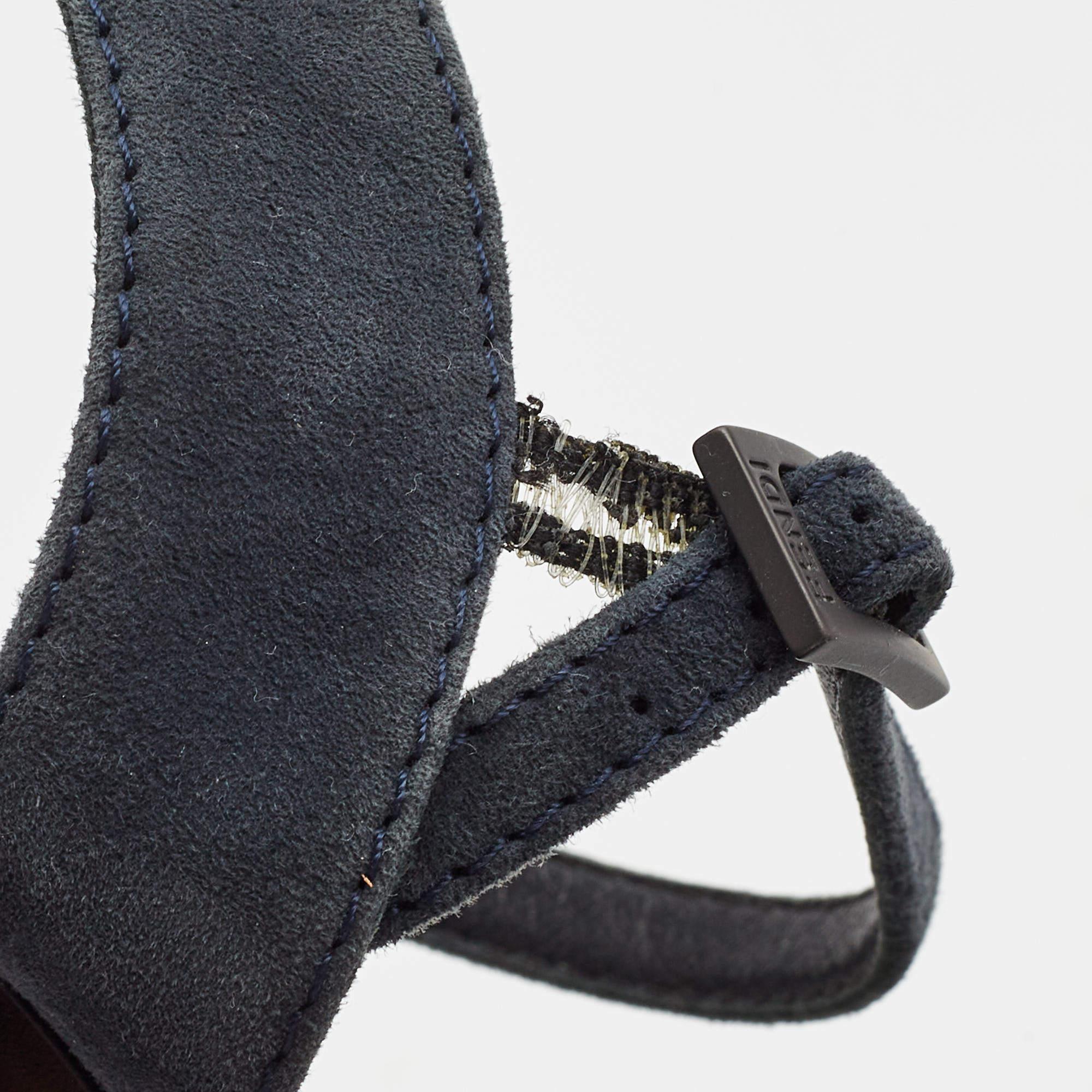 Fendi Sandali con cinturino alla caviglia in pelle scamosciata blu navy taglia 38 in vendita 3