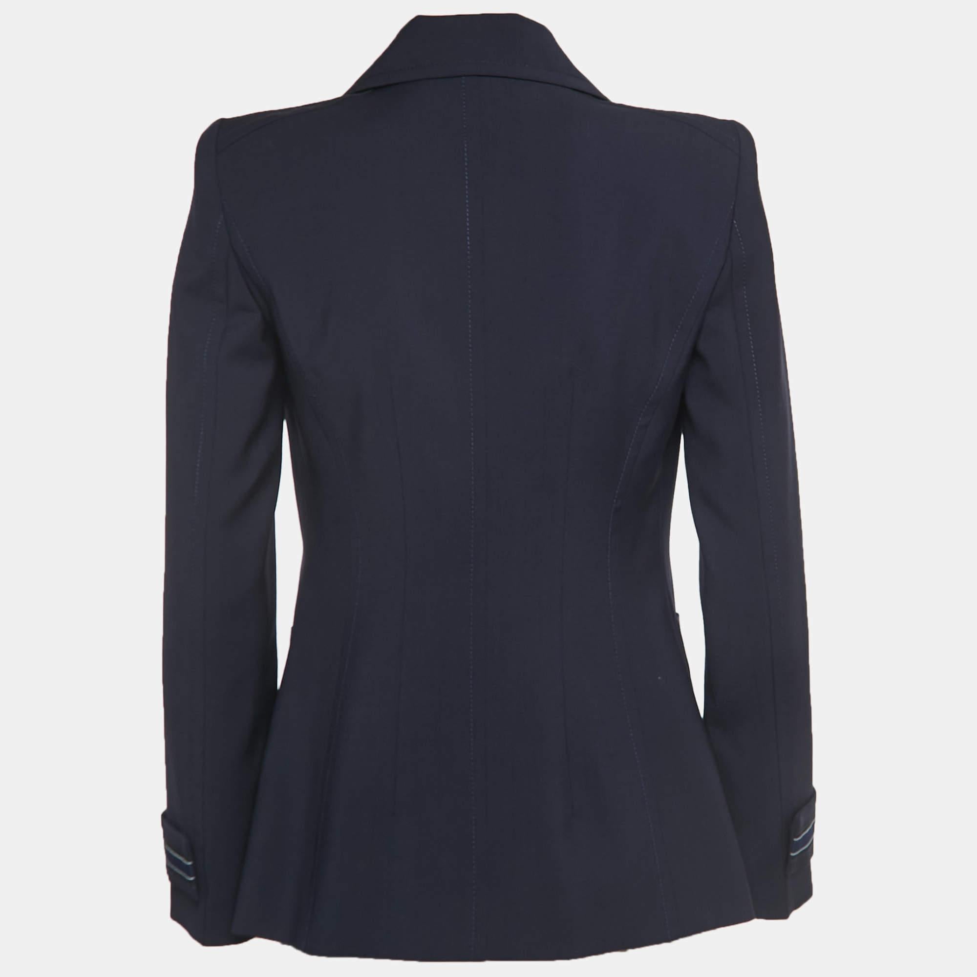 The navy blue shade and the smart shape make this Fendi wool blazer for women a covetable piece. It has long sleeves and a single-breasted front closure. Wear this one for an effortlessly chic look.

