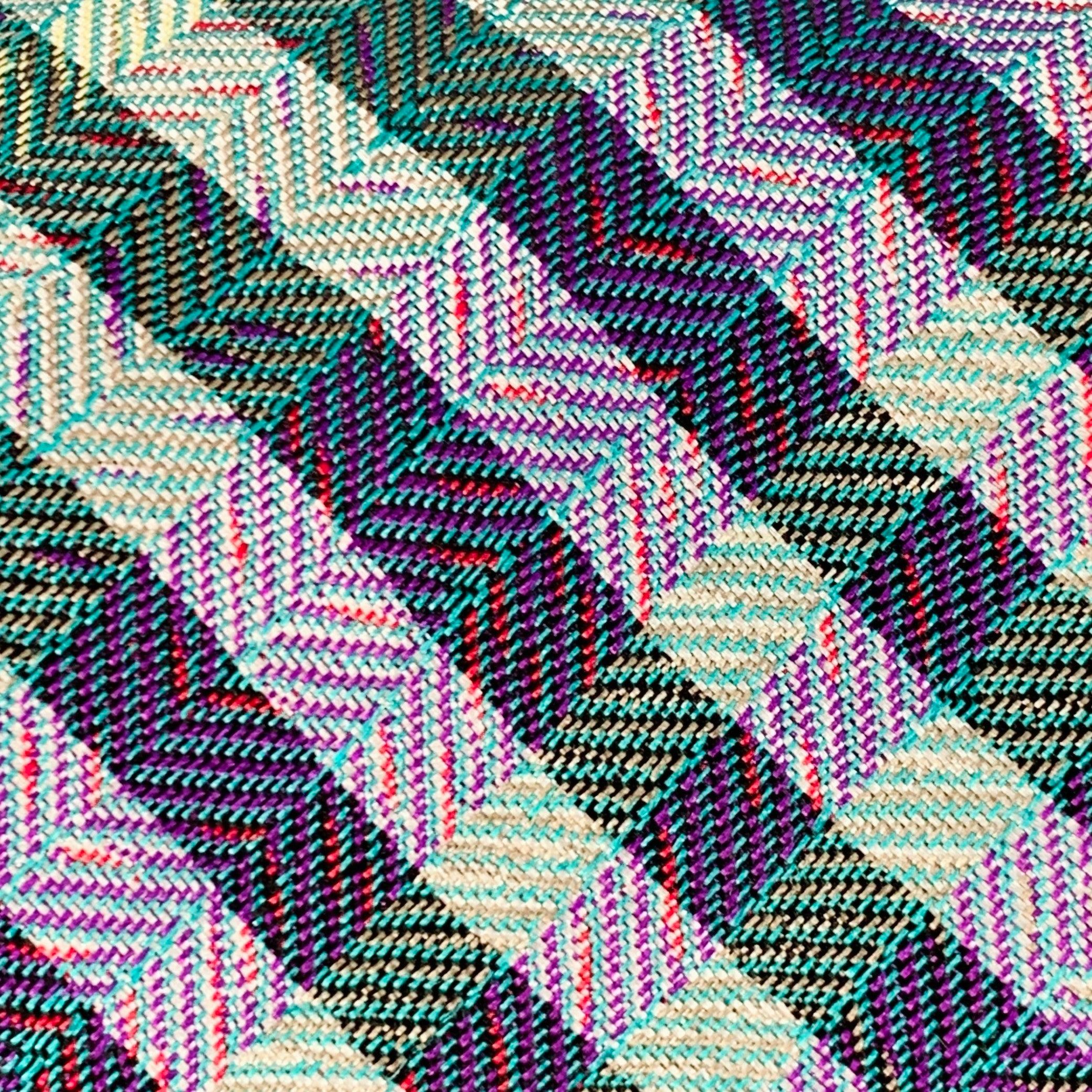 Cravatta Fendi in tessuto jacquard blu e verde chiaro (sembra seta) con motivo a righe diagonali. Realizzato a mano in Italia.Ottime condizioni di usato.Larghezza: 3,5 pollici Lunghezza: 58 pollici 

  
  
 
Riferimento Sui Generis: