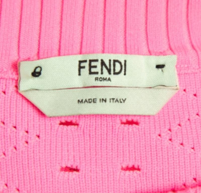 Comme ce pull-over de créateur est fabuleux ! Il est fabriqué en matériaux fins et présente des manches longues. Associez-le à un pantalon et à des baskets pour un look cool.