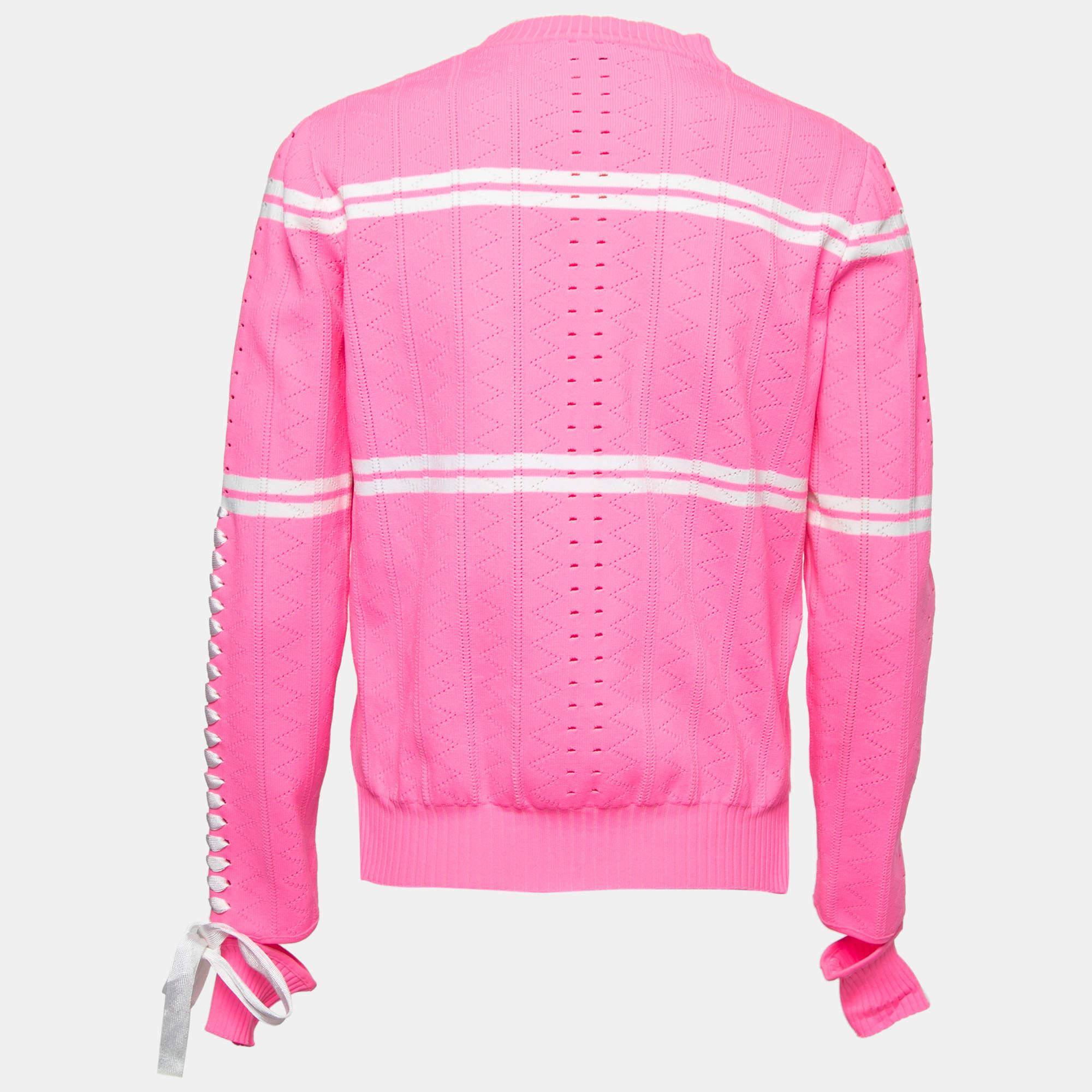 How fabulous does this designer jumper look! It is made of fine materials and features long sleeves. Pair it with pants and sneakers for a cool look.

