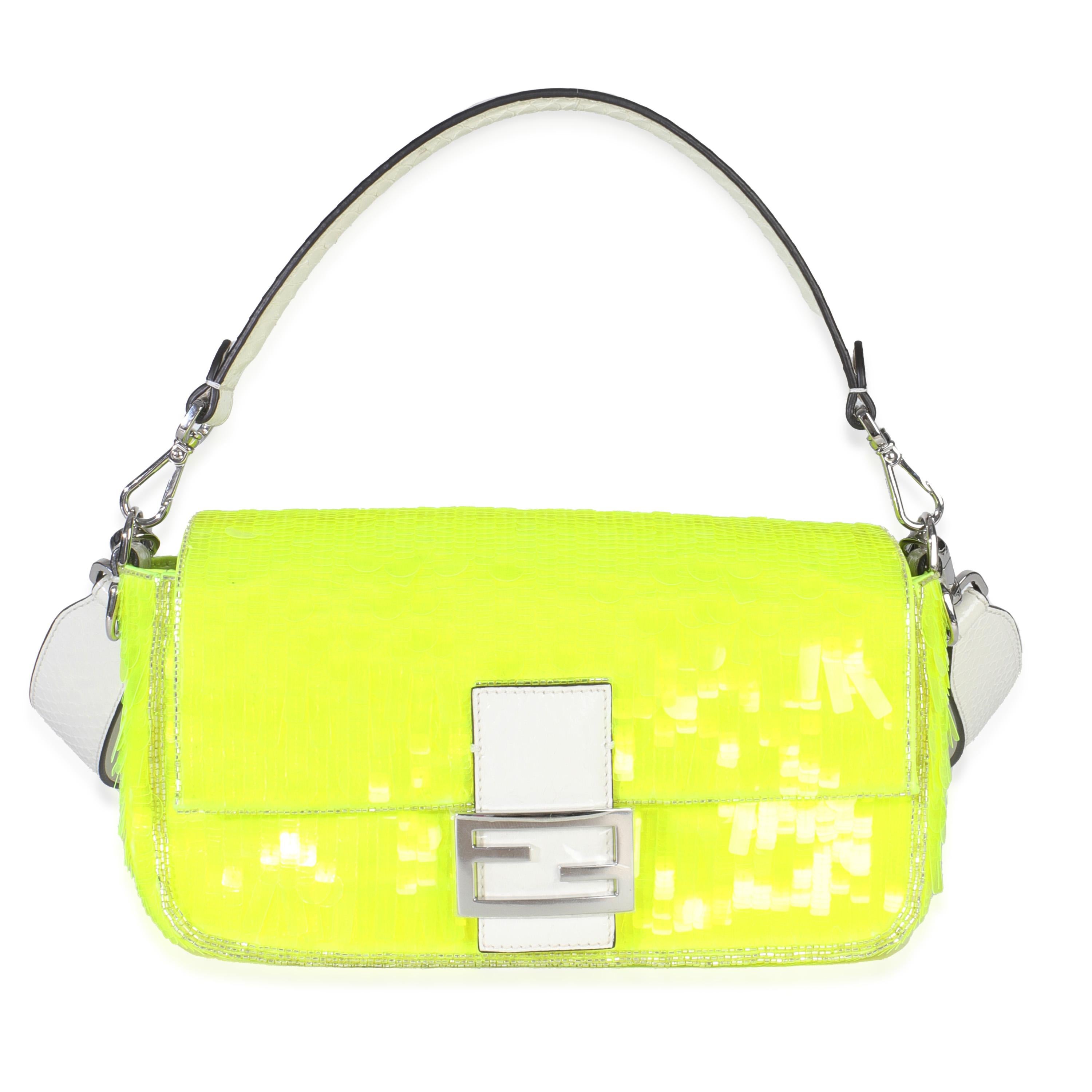 Titre du listing : Fendi - Sac baguette moyen en satin jaune fluo et paillettes Elaphe Sequin Paillettes
SKU : Z150003
Condit : Usagé 
Description de l'état : Un classique de Fendi. Le sac Baguette est synonyme du début des années 2000 et s'est fait