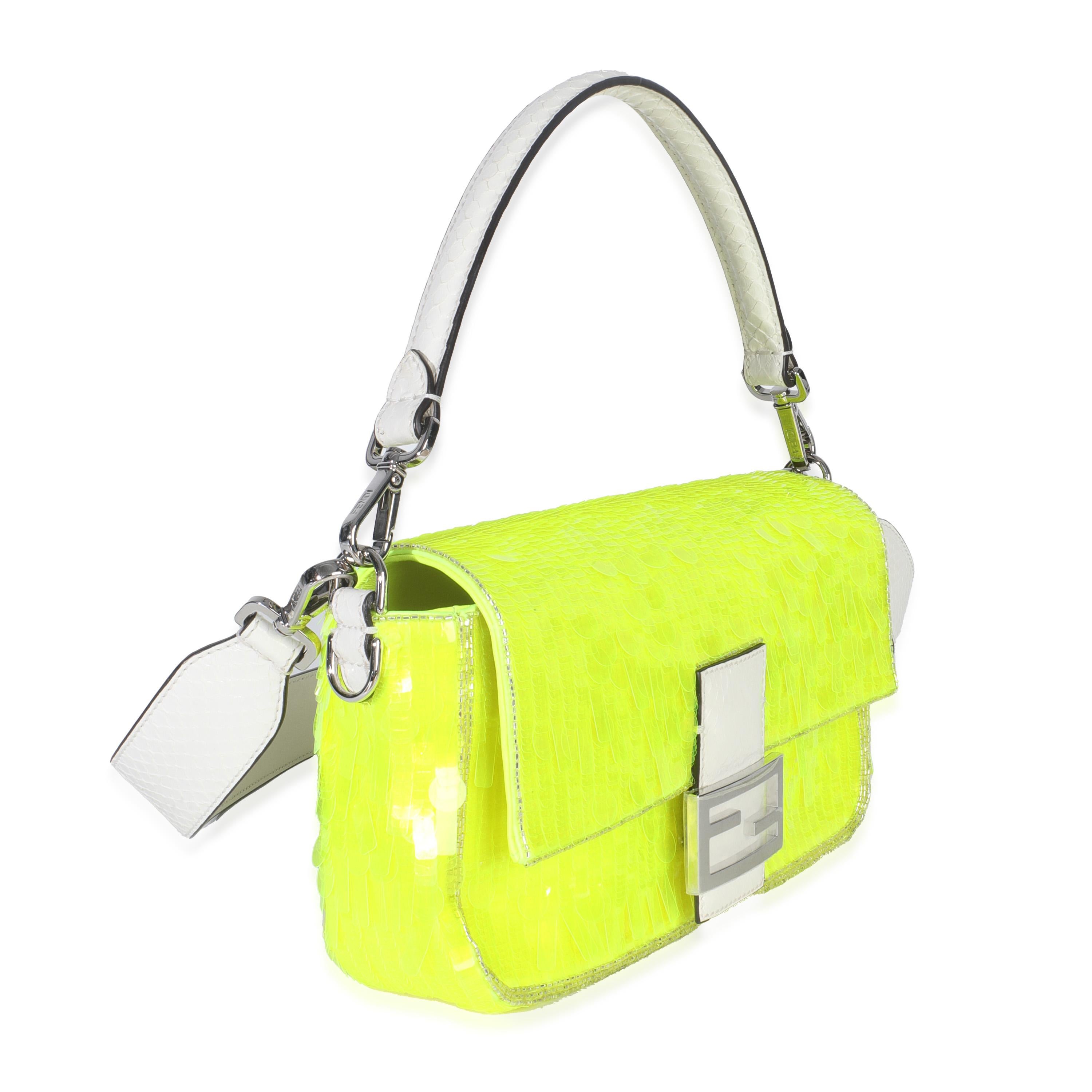 Fendi - Sac baguette moyen en satin jaune fluo et paillettes Elaphe Sequin Paillettes Pour femmes en vente