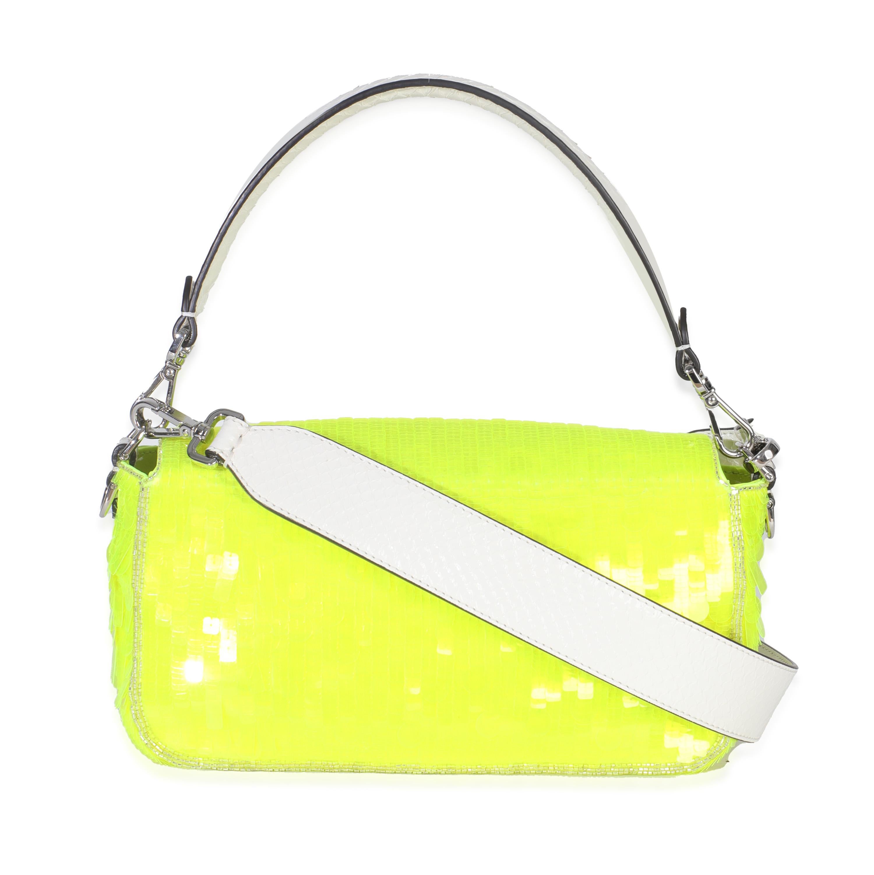 Fendi - Sac baguette moyen en satin jaune fluo et paillettes Elaphe Sequin Paillettes en vente 2