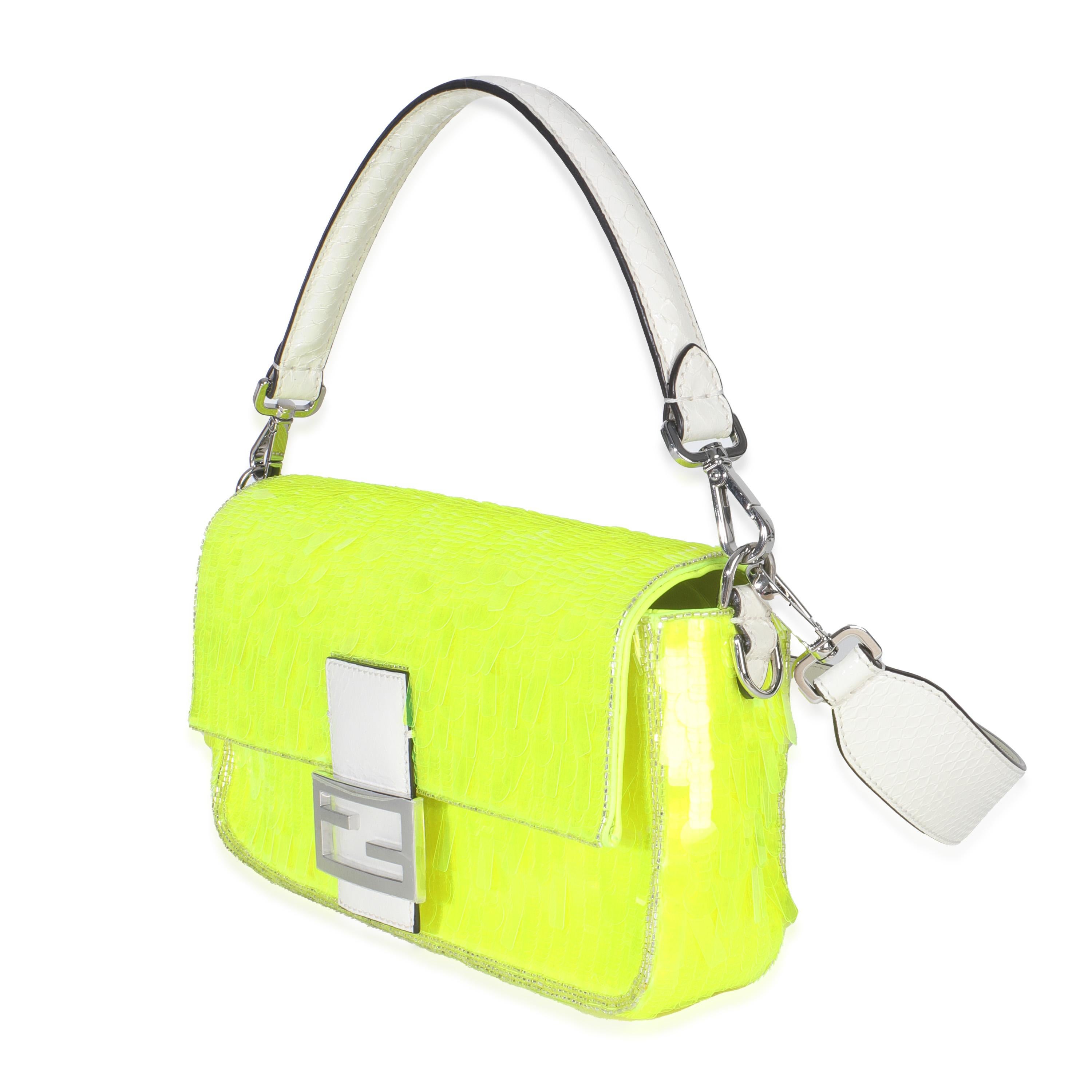 Fendi - Sac baguette moyen en satin jaune fluo et paillettes Elaphe Sequin Paillettes en vente 3