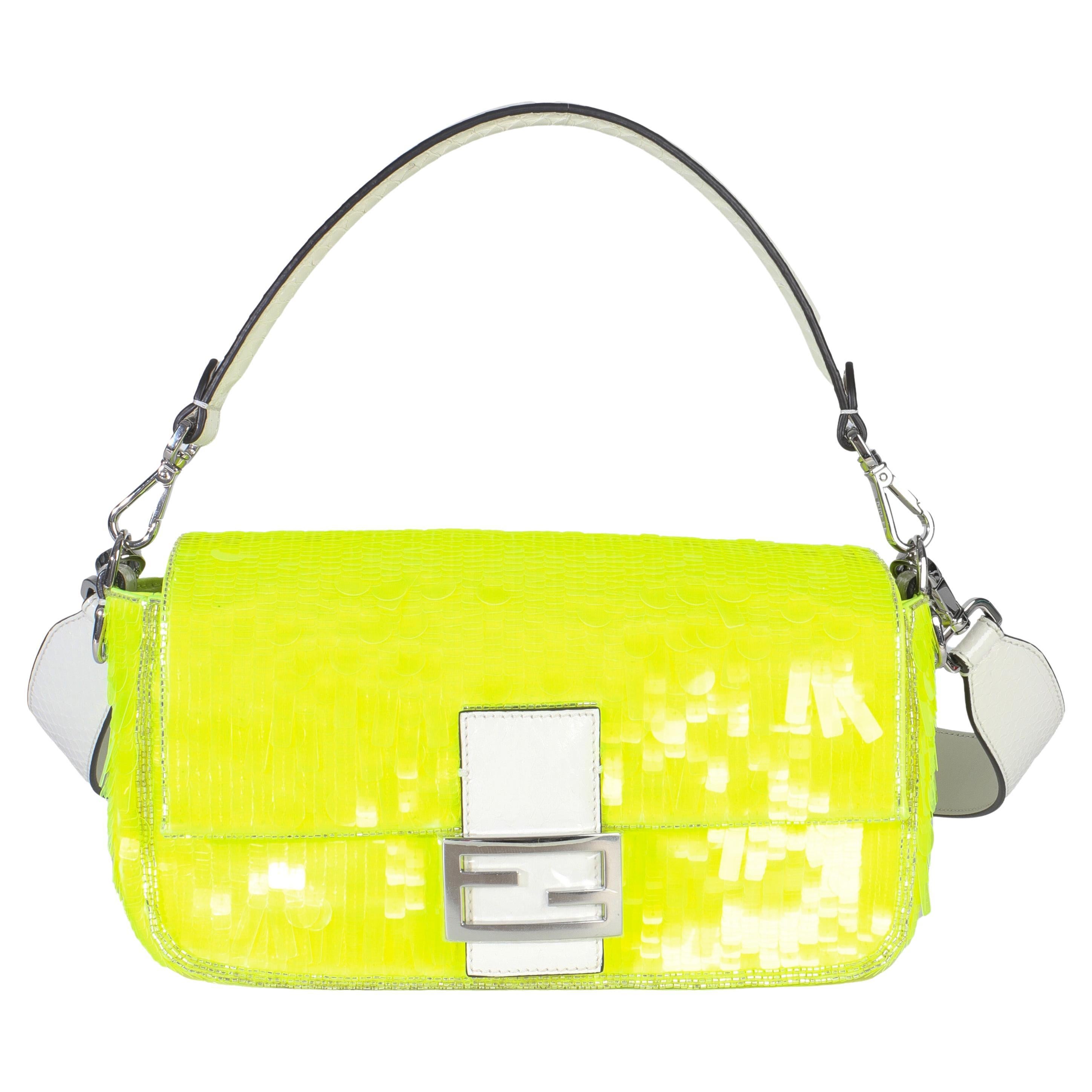 Fendi - Sac baguette moyen en satin jaune fluo et paillettes Elaphe Sequin Paillettes