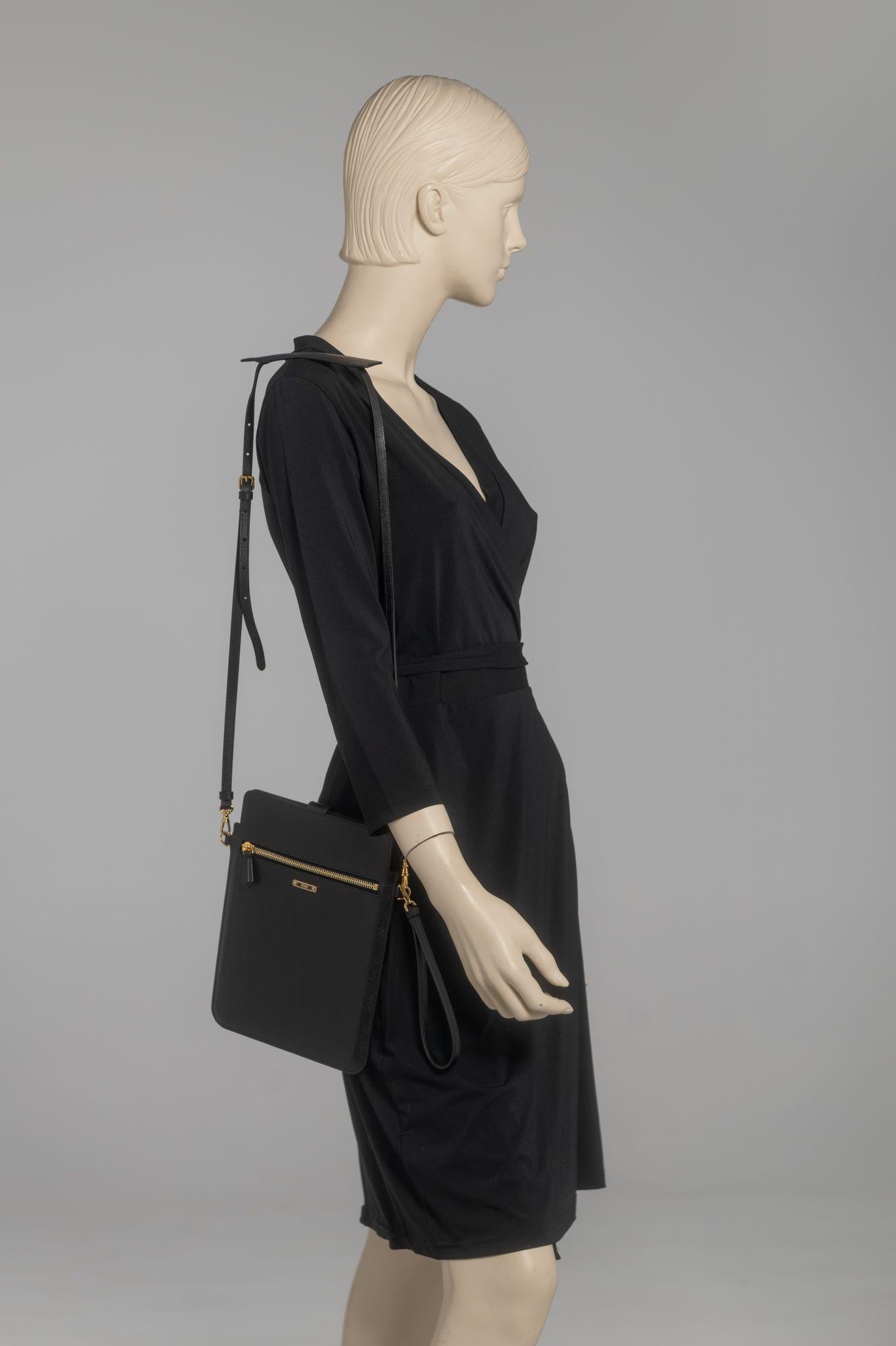 Fendi New Black Shoulder Flat Bag In New Condition For Sale In West Hollywood, CA