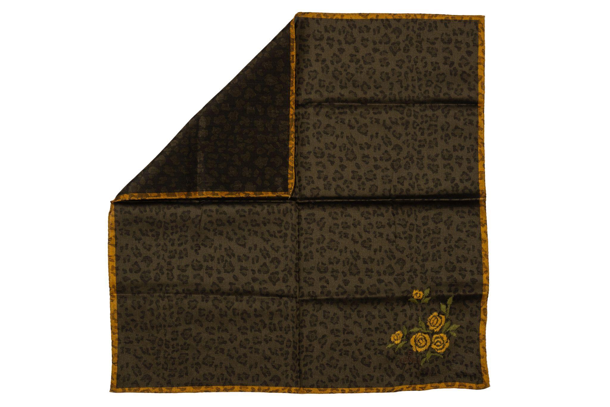 Gavroche en coton neuf de Fendi, imprimé guépard marron avec fleurs jaunes.
Pas de Label.