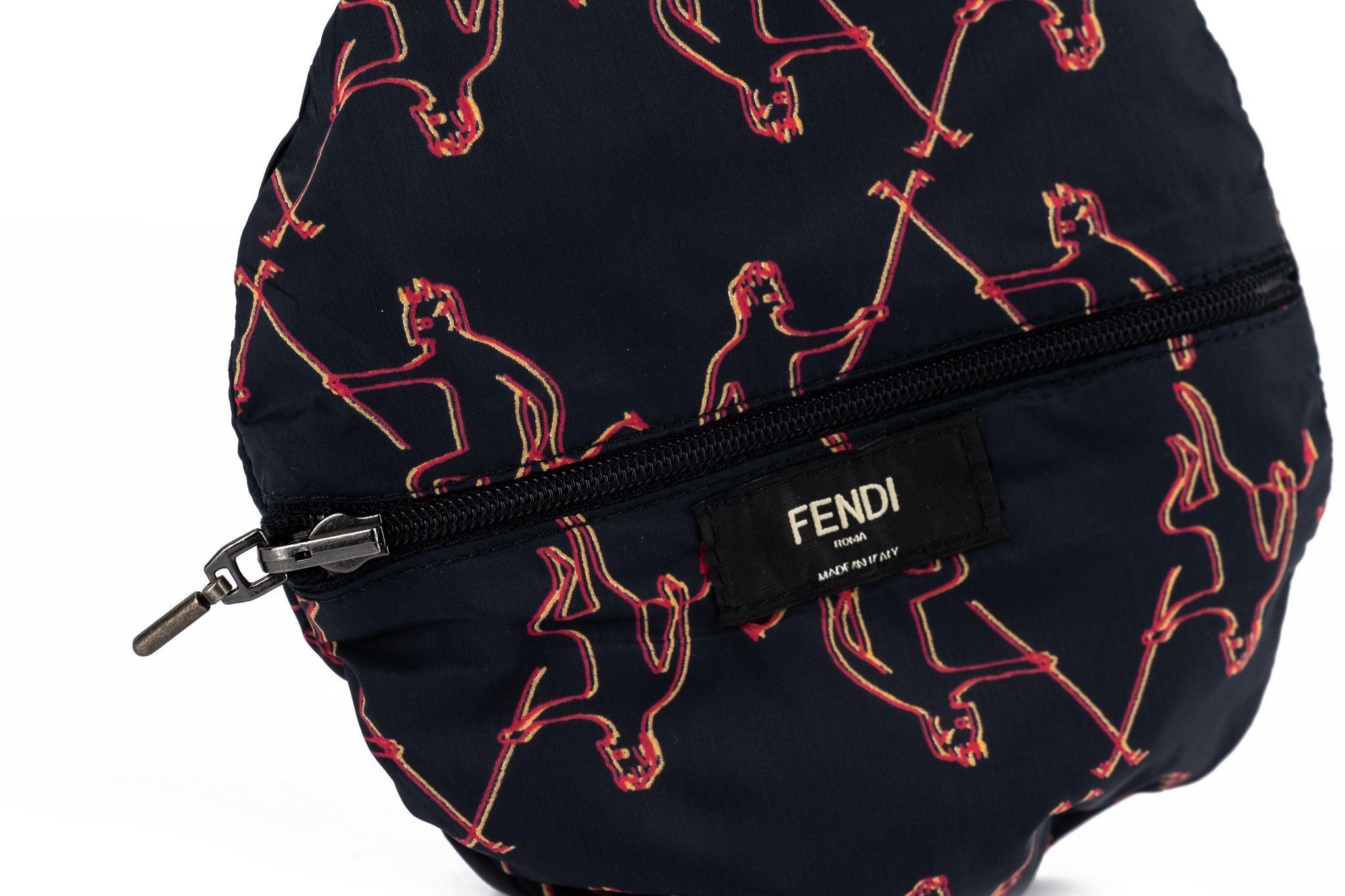 Cappello a secchiello pieghevole Fendi, unisex, fantasia blu e rossa. 
Viene fornito con la copertina originale, nuova e non usurata. 