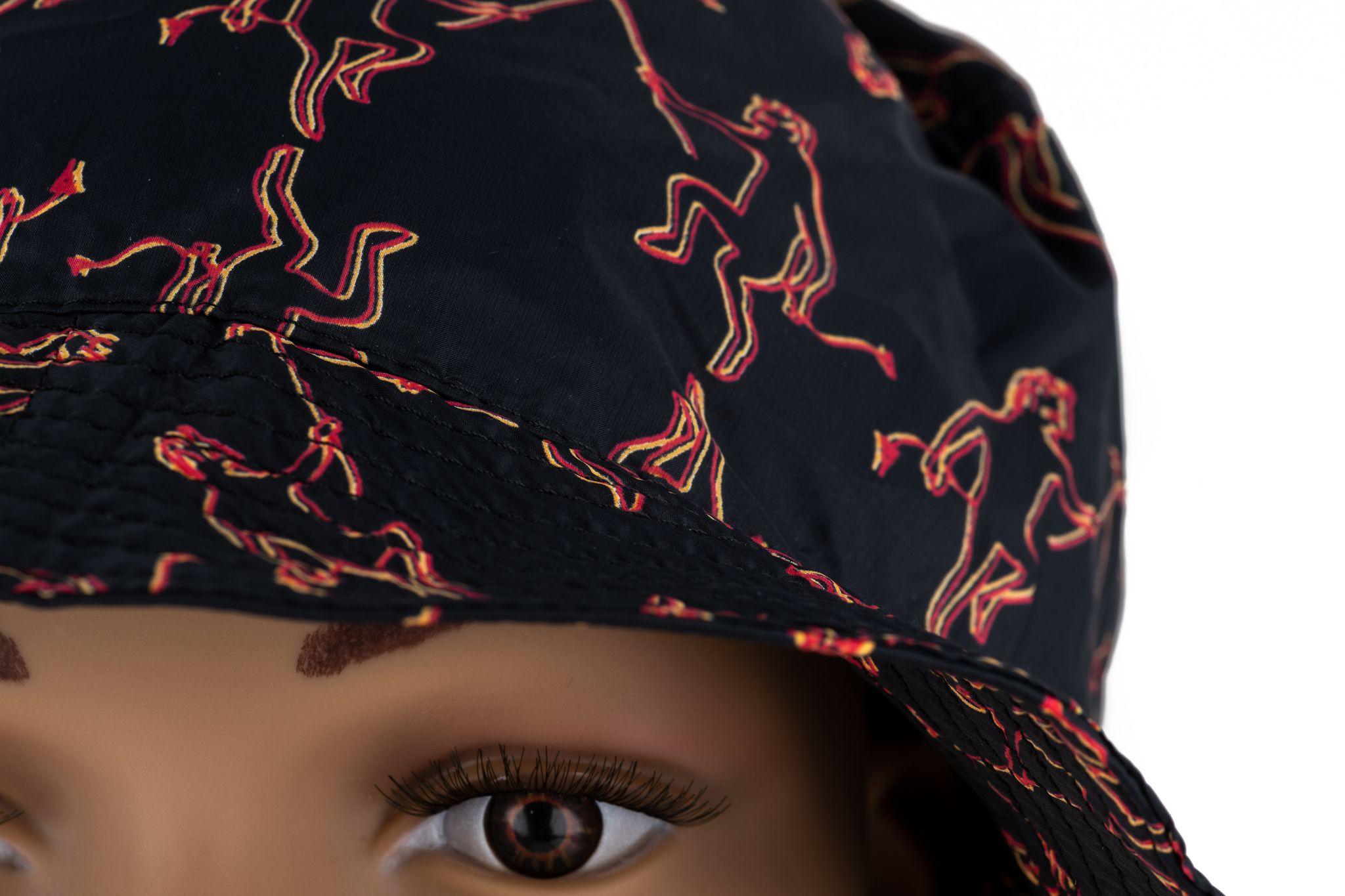 Nero Fendi New Foldable Rain Bucket Hat (cappello a secchiello pieghevole per la pioggia) in vendita