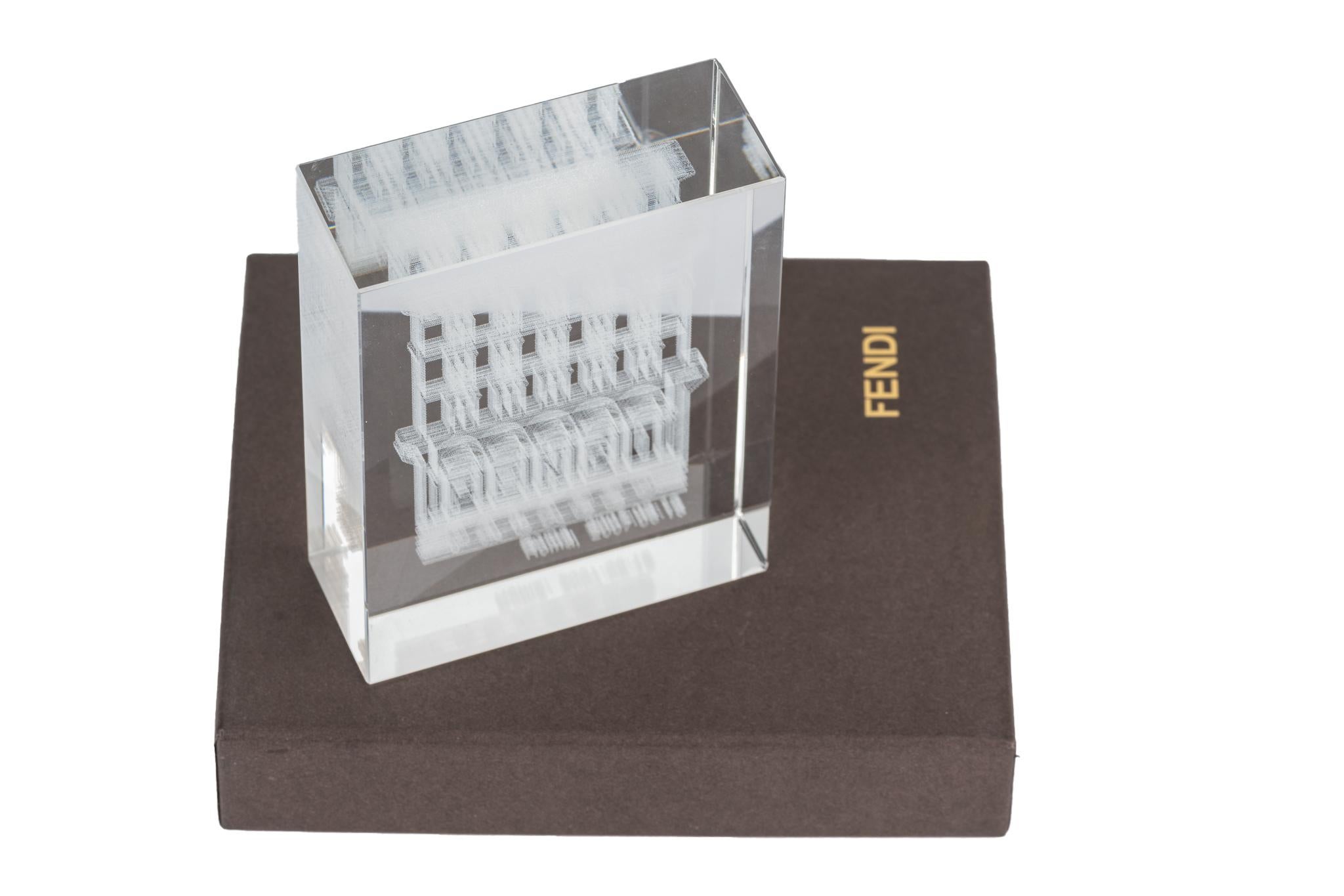 Fendi neu in Box Lucite Briefbeschwerer mit Fendi Rom Store Fassade eingraviert.