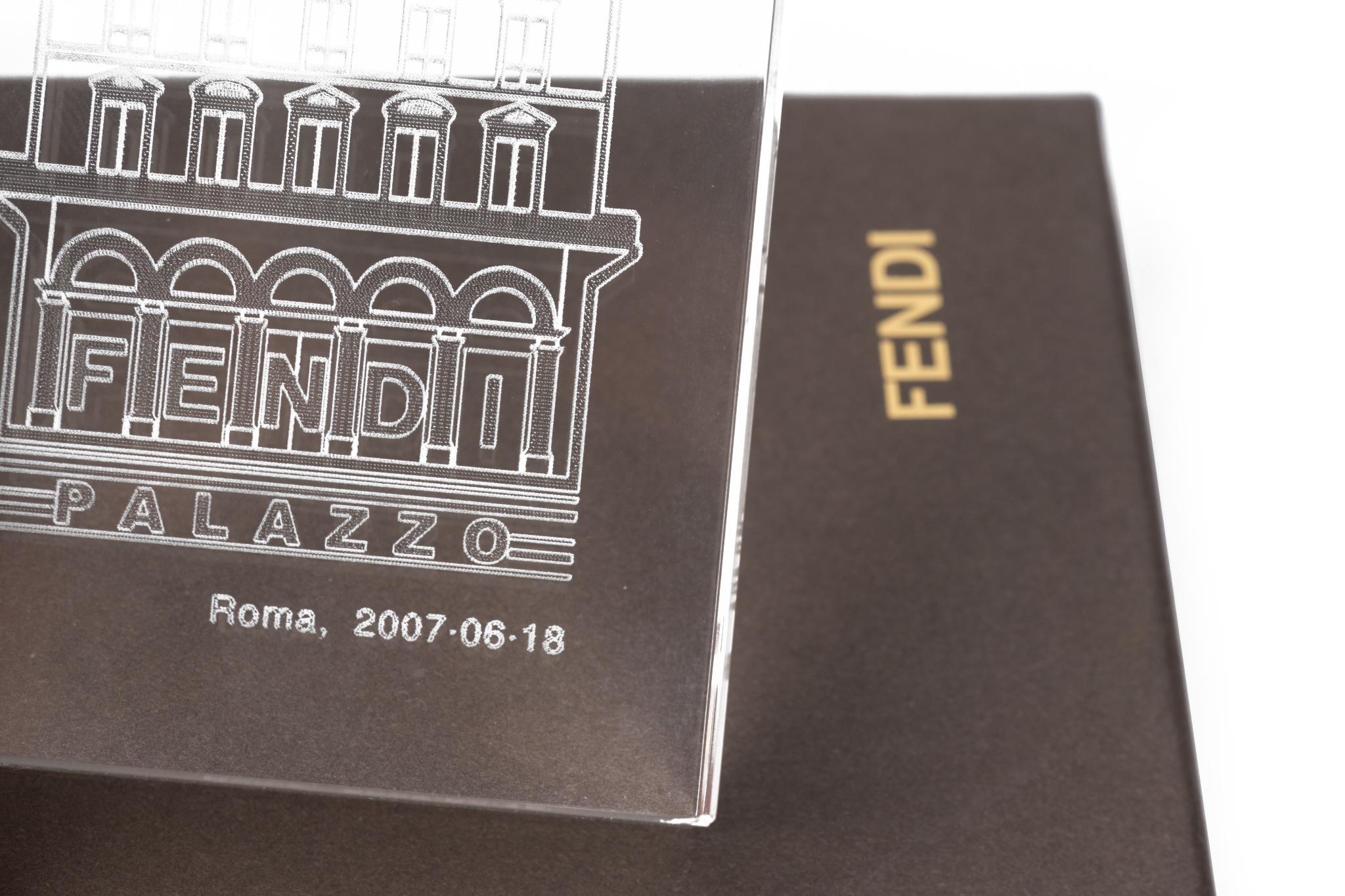 Fendi Neu In Box Lucite Papiergewicht, Lucite (Schwarz) im Angebot