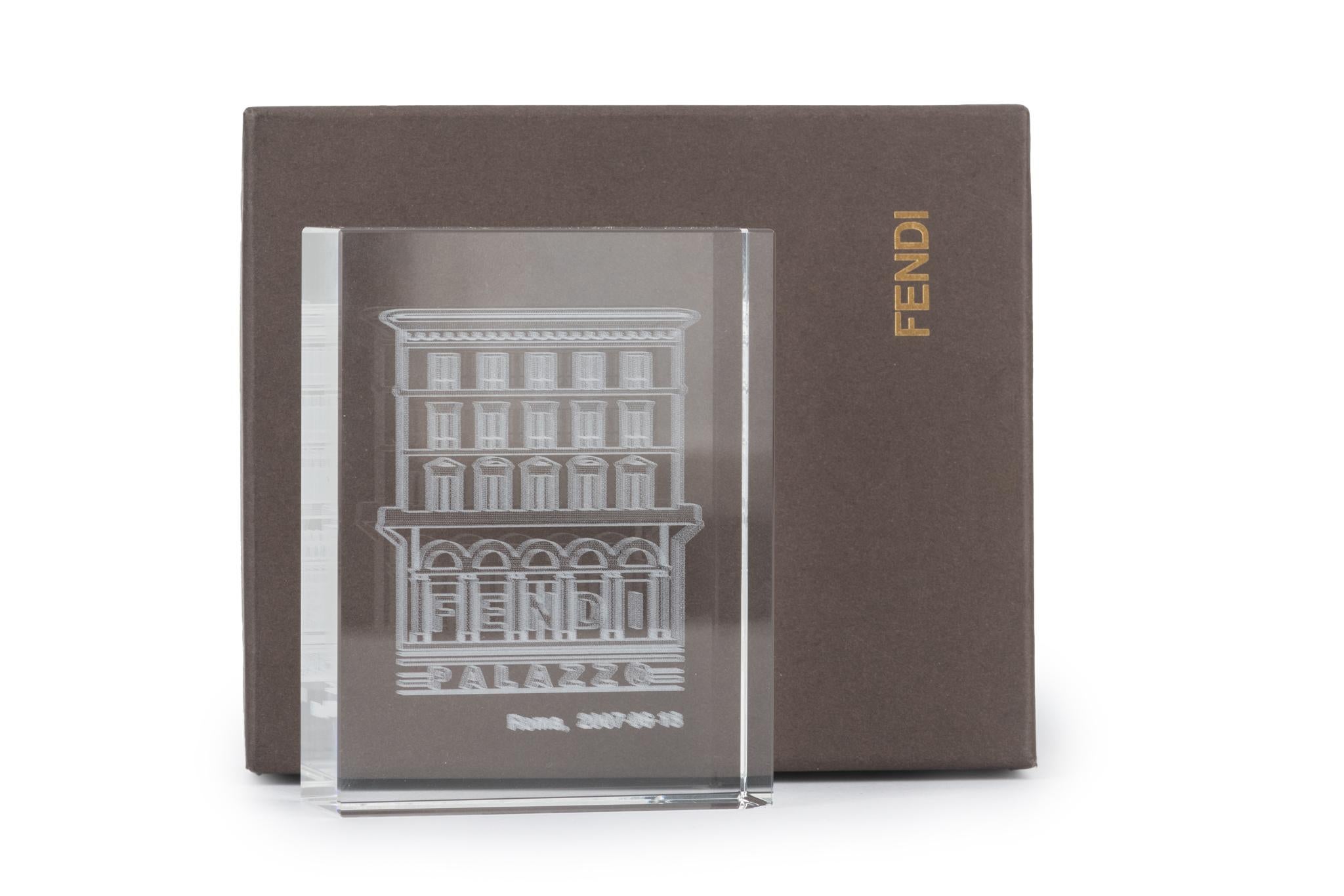 Fendi Neu In Box Lucite Papiergewicht, Lucite im Zustand „Neu“ im Angebot in West Hollywood, CA