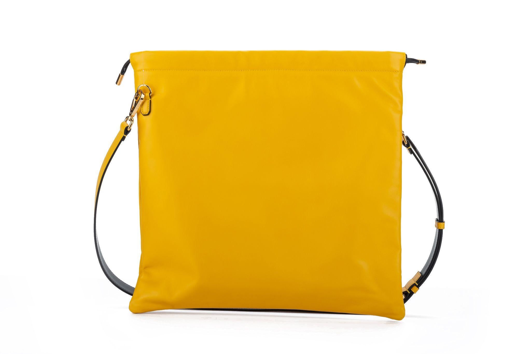 Fendi Neue große gelbe Cross Body Bag im Zustand „Neu“ im Angebot in West Hollywood, CA