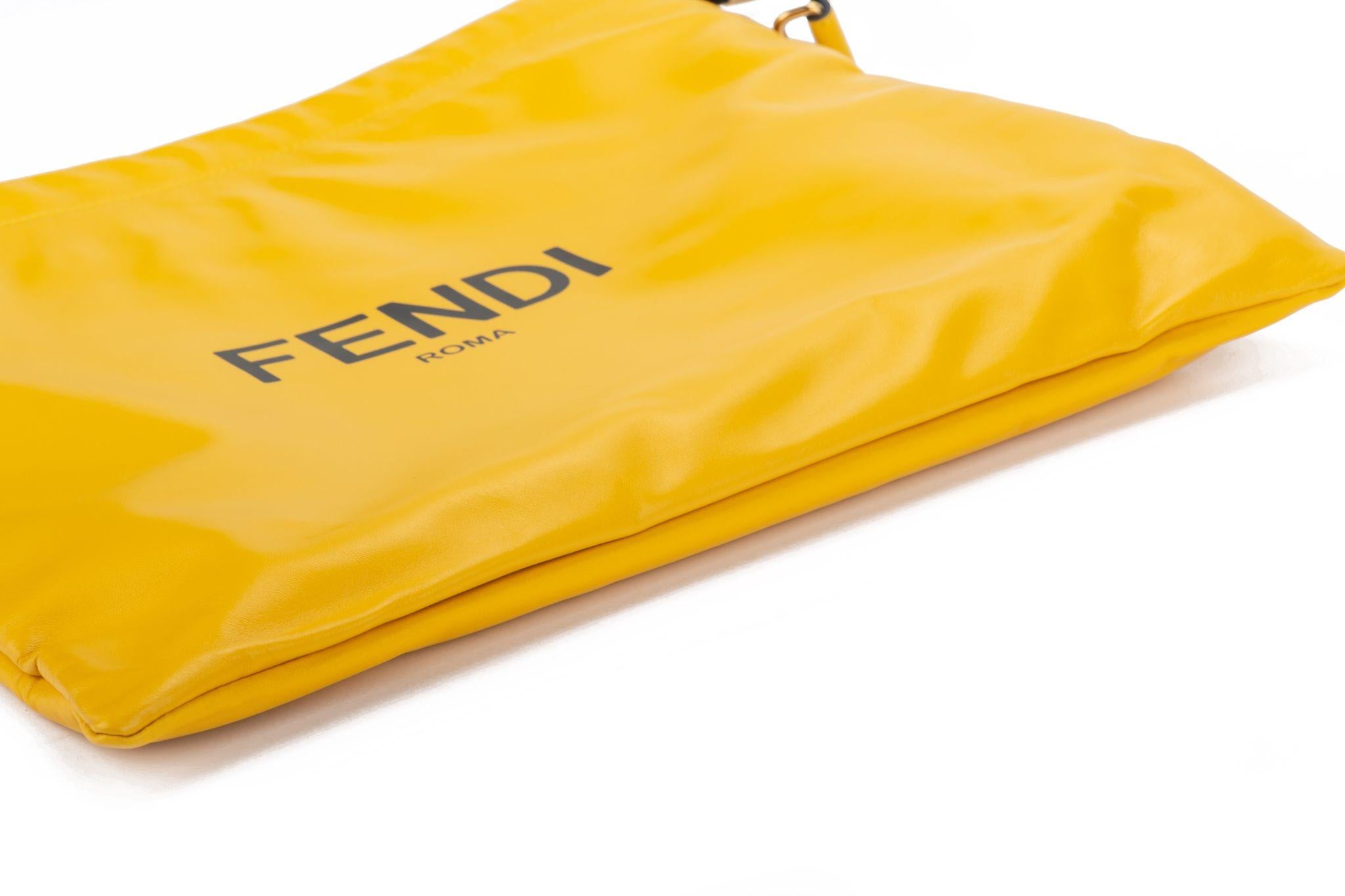 Fendi Neue große gelbe Cross Body Bag Damen im Angebot