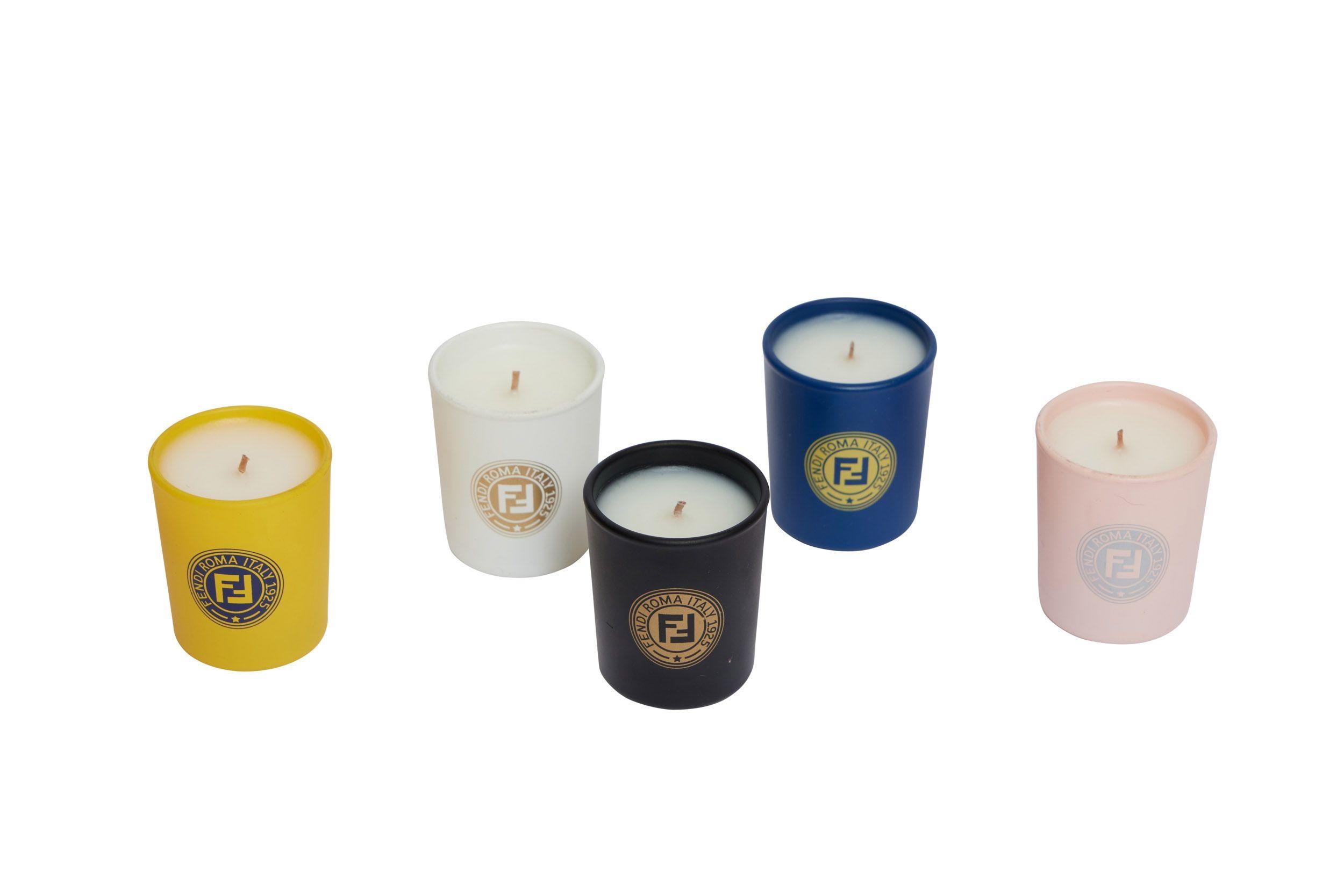 Fendi Logo-Duftkerzen (5er-Set) mit mehrfarbigen Keramikgläsern. Die Abmessungen jeder Kerze sind: H 2,20