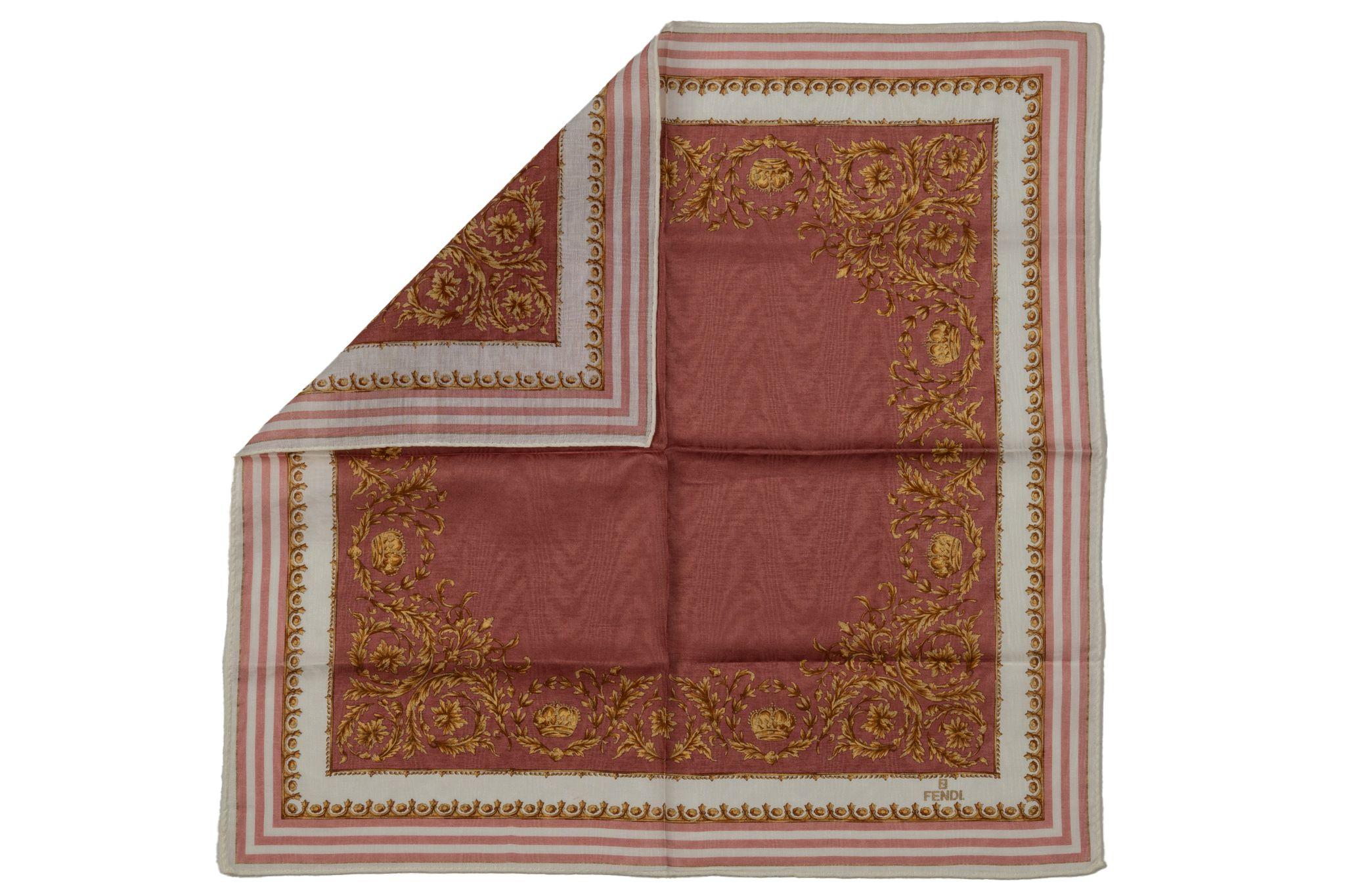 Fendi new cotton gavroche, weißes und rosafarbenes Design mit goldenem Barockmuster. 
Kein Label.