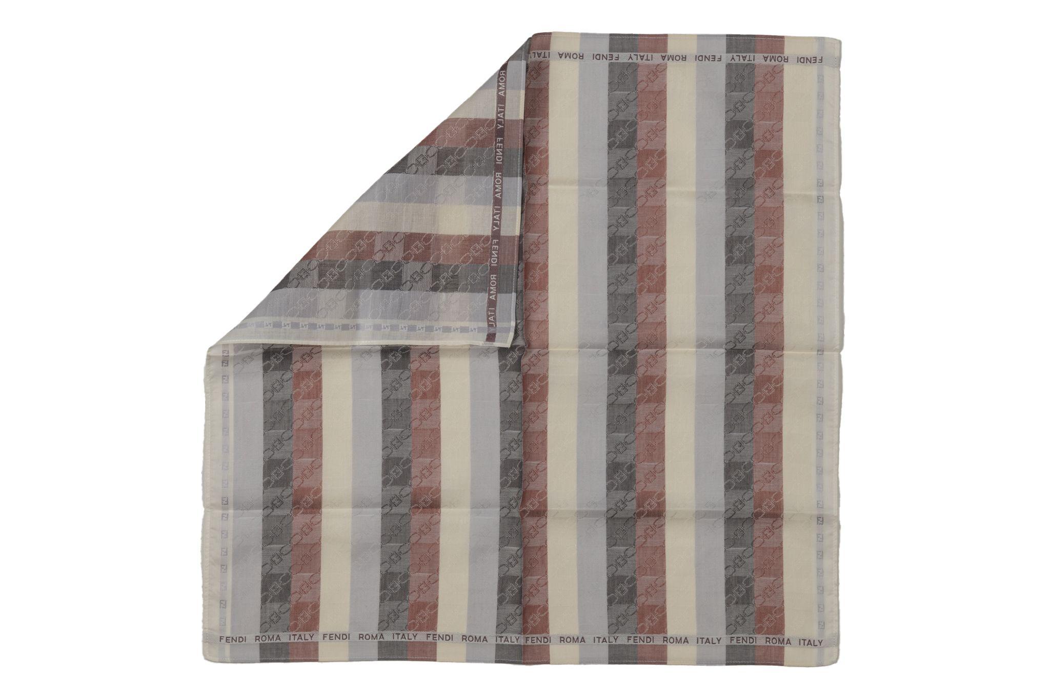 Bavroche Fendi in cotone, design a righe con logo.
Nessuna etichetta.