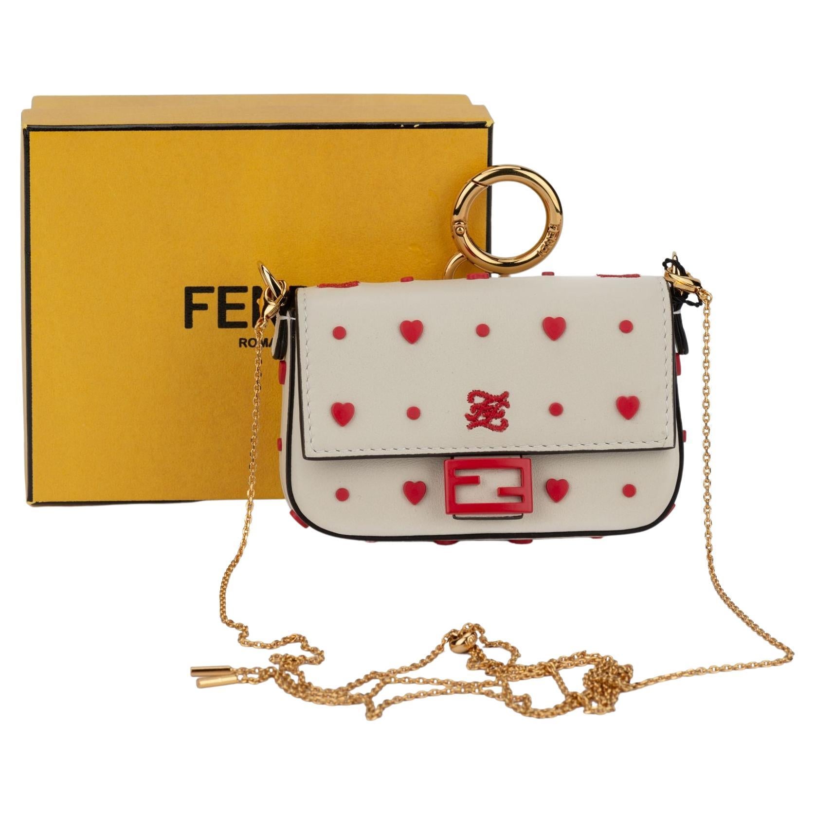 Nuevo bolso Nano Baguette de Fendi con corazones blancos y rojos