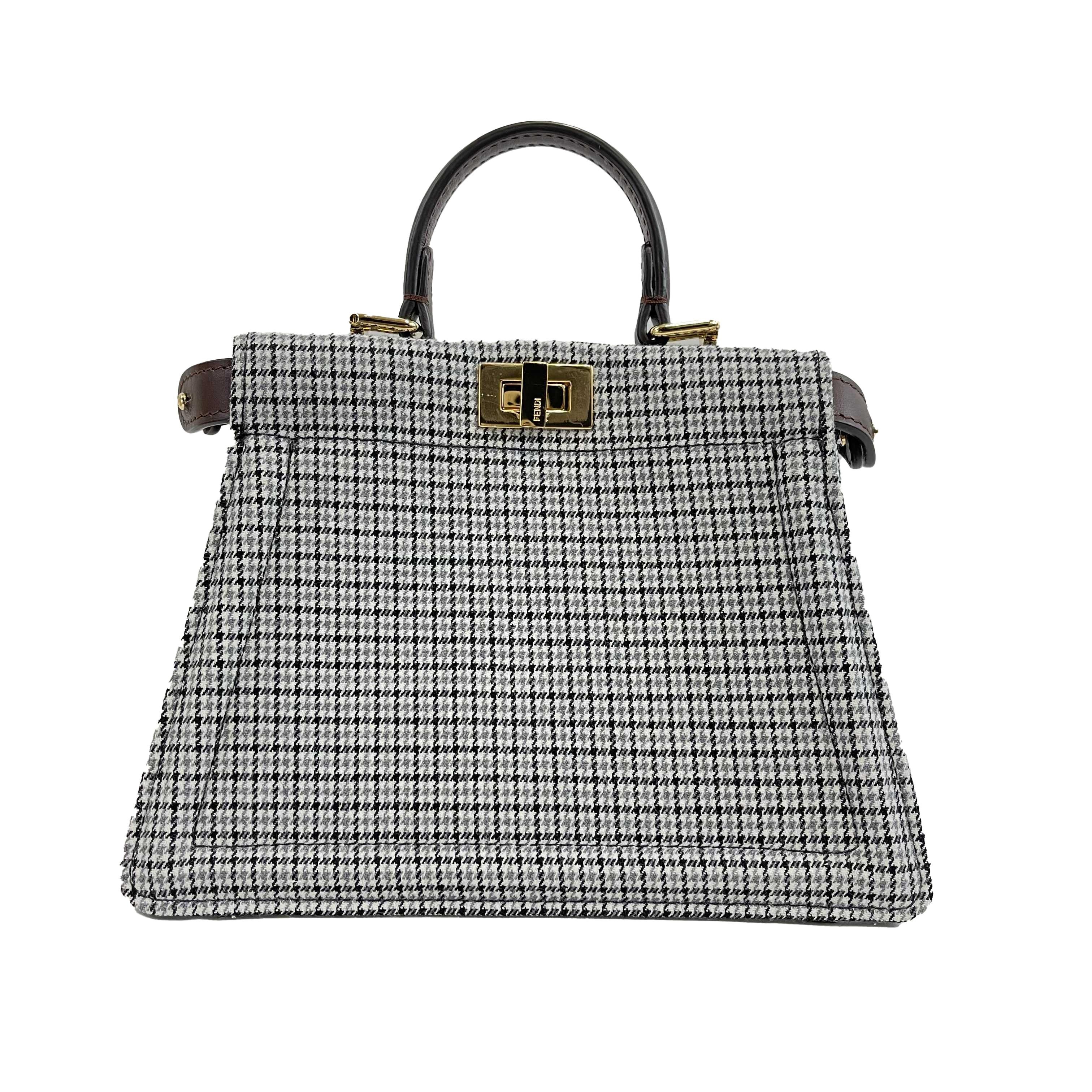 Fendi - New w/o Tags - Wool Fabric Jacquard Cuoio Houndstooth FF 1974 Petite Peekaboo - Black, Gray, White, Brown - Handbag

Description

Gray houndstooth fabric
Brown leather handle and details
Gold hardware
Two compartments
Two interior flat