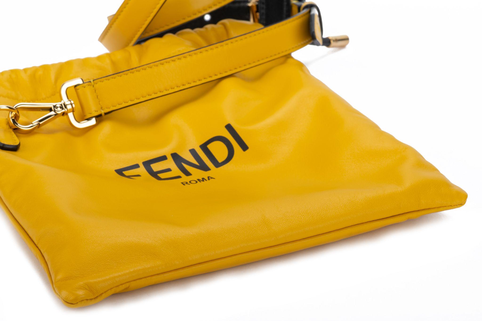 Fendi Neue Gelbe Lammfell SM Crossbody im Angebot 1