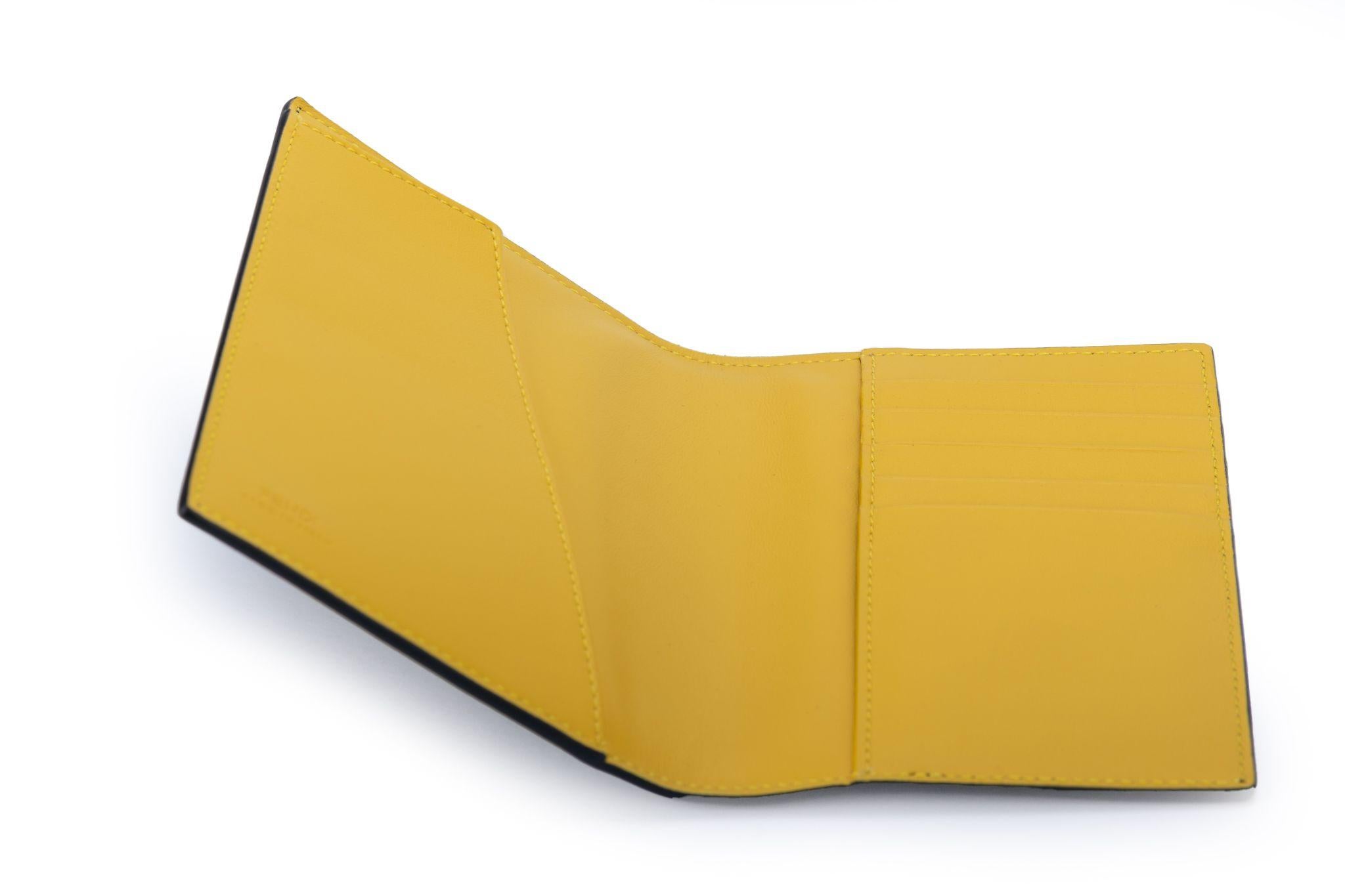 Fendi NIB Couverture de passeport noir et jaune Unisexe en vente