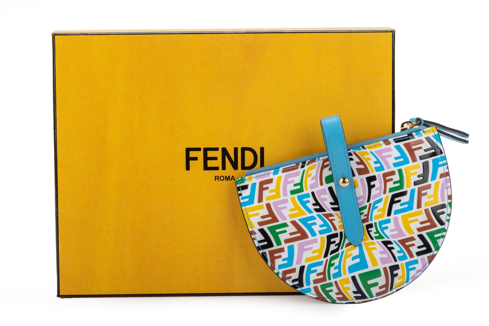 Fendi NIB Halbmondfarbenes Münzkoffer (Gelb) im Angebot