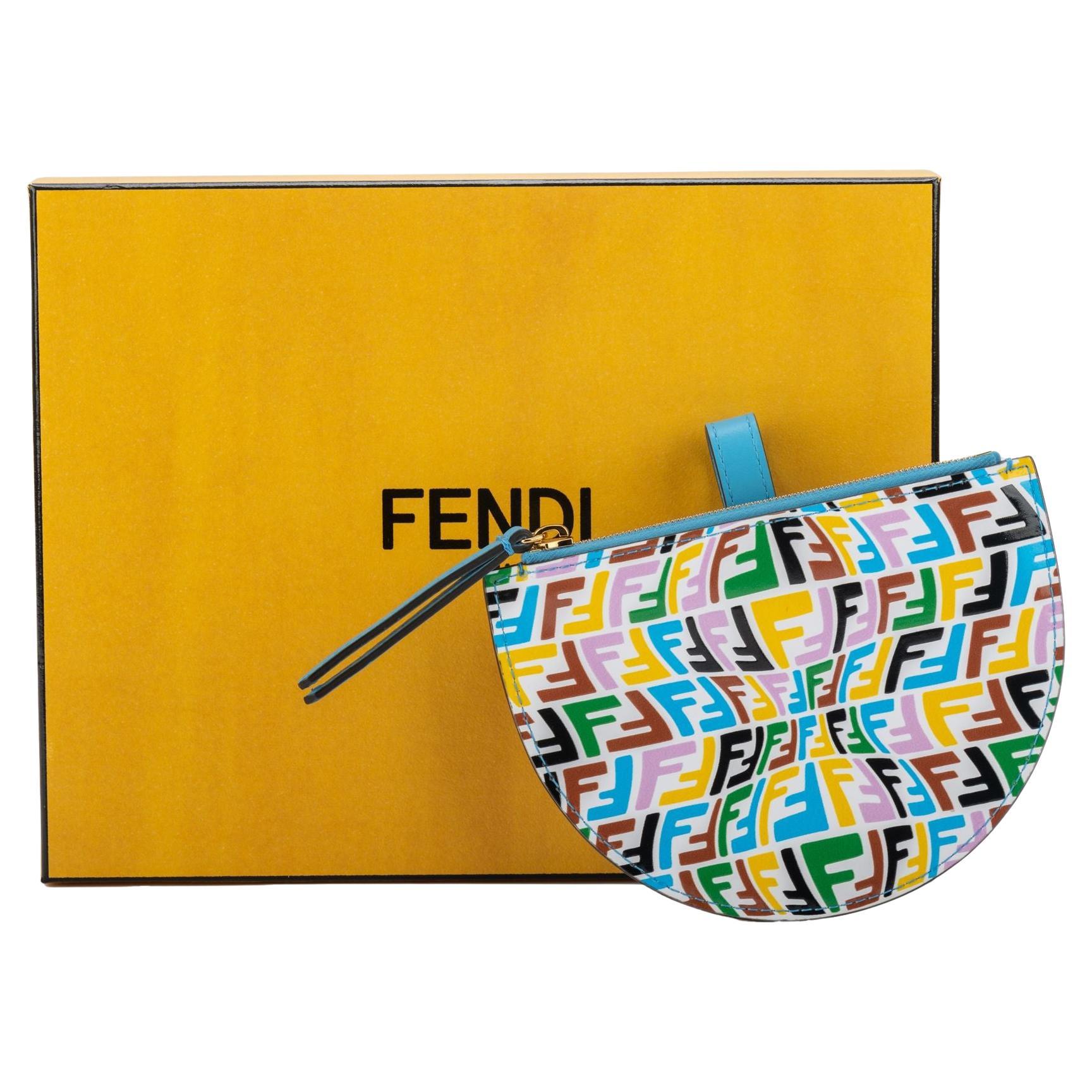 Fendi NIB Halbmondfarbenes Münzkoffer im Angebot