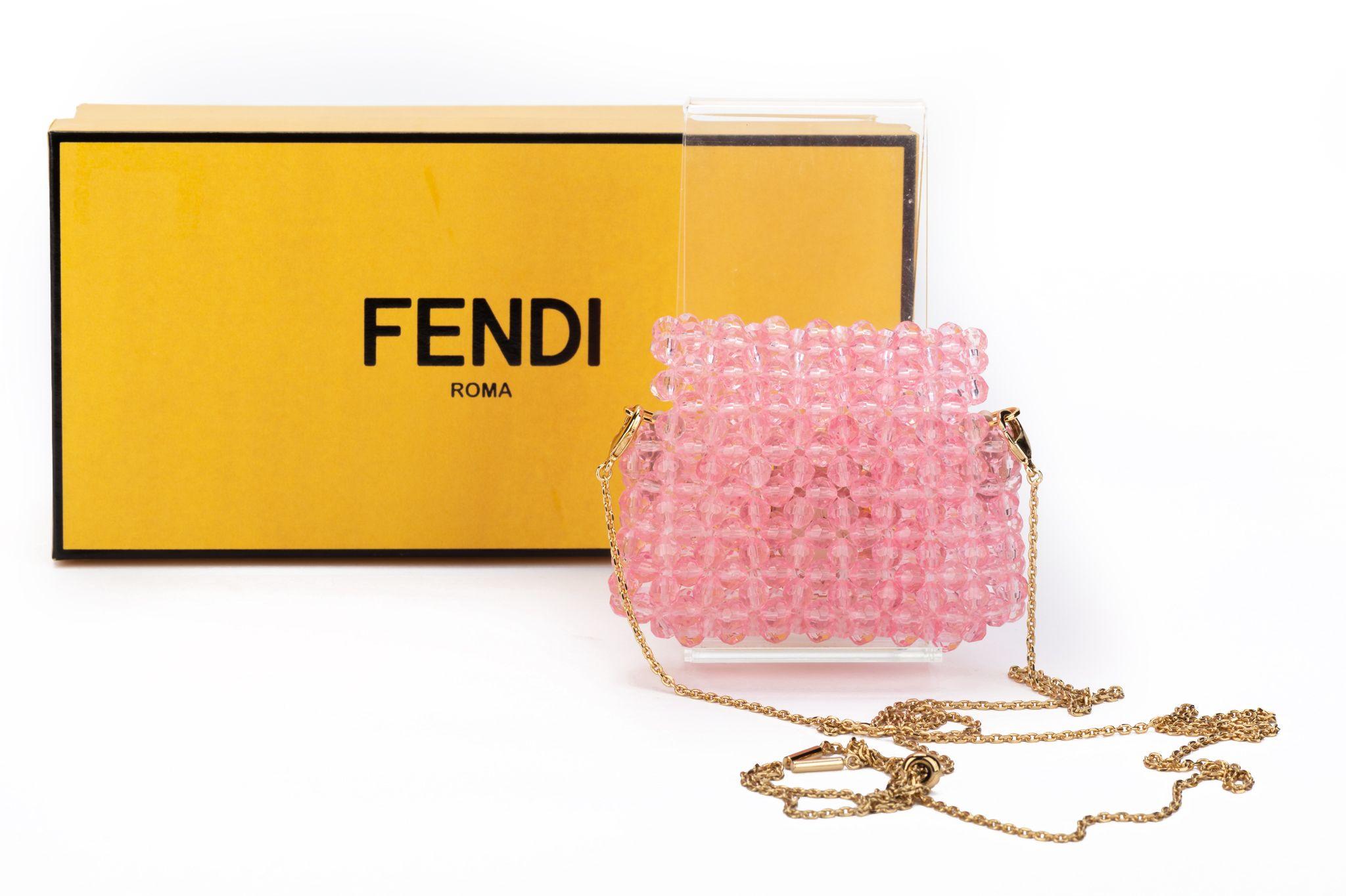 Fendi porta AirPods/collana pico baguette in perline di plastica rosa con hardware dorato e un  Cinghia regolabile e staccabile da 22,5 pollici, con scatola e parapolvere originale.