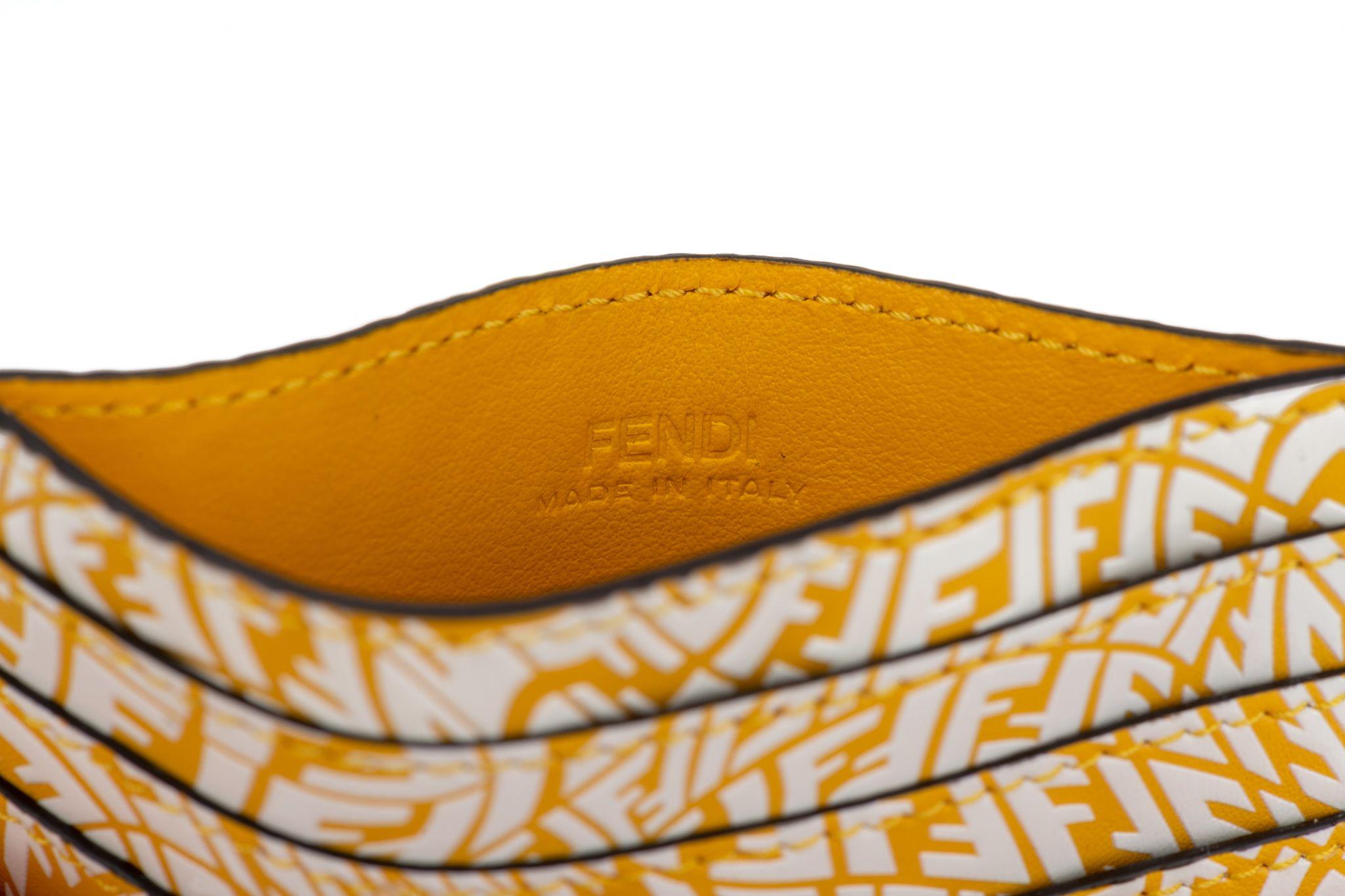 Fendi NIB Jaune Blanc Vertigo Porte-cartes Neuf - En vente à West Hollywood, CA