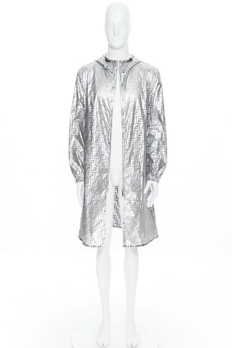 Fendi Nicki Minaj Prints On argento metallizzato FF Zucca cappotto a giacca a vento Monogram I.L.A.
Riferimento: TGAS/B00361
Marchio: Fendi
Materiale: Poliammide
Colore: Argento
Modello: Altro
Chiusura: zip
Dettagli extra: Collaboration molto rara.
