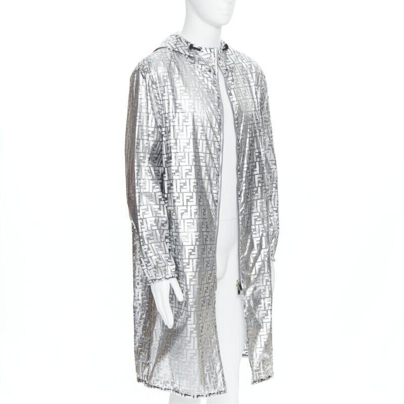 Argento Fendi Nicki Minaj Prints On argento metallizzato FF Zucca cappotto a giacca a vento Monogram I.L.A. in vendita