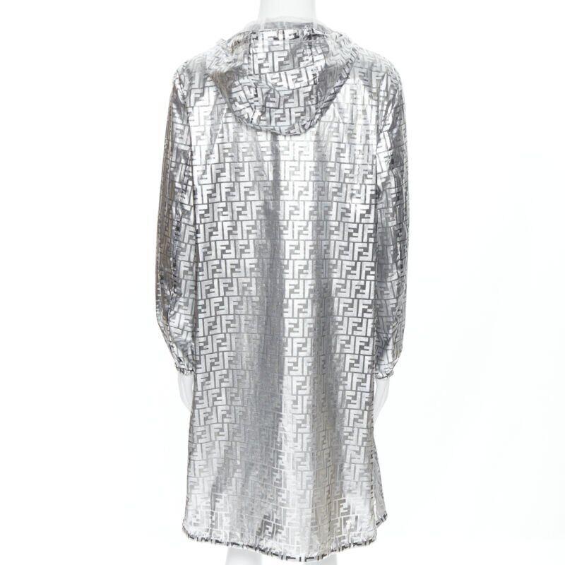 Donna Fendi Nicki Minaj Prints On argento metallizzato FF Zucca cappotto a giacca a vento Monogram I.L.A. in vendita