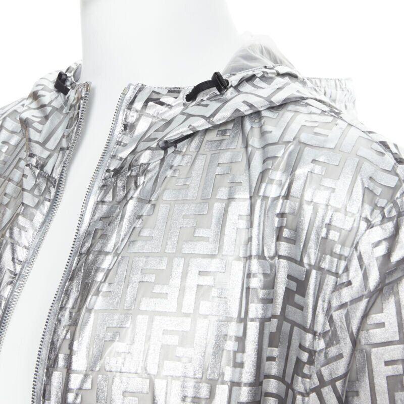 Fendi Nicki Minaj Prints On argento metallizzato FF Zucca cappotto a giacca a vento Monogram I.L.A. in vendita 2