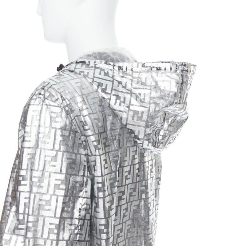 Fendi Nicki Minaj Prints On argento metallizzato FF Zucca cappotto a giacca a vento Monogram I.L.A. in vendita 3