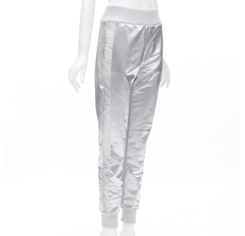 FENDI NICKI MINAJ Prints On rare metallic silver FF Zucca track pants IT44 L
Reference: TGAS/C01388
Brand: Fendi
Model: FAB156-AB3T-F0HH3
Collection: Nicki Minaj Prints On - Runway
Material: Resin
Color: Silver
Pattern: Solid
Extra Details: Metallic