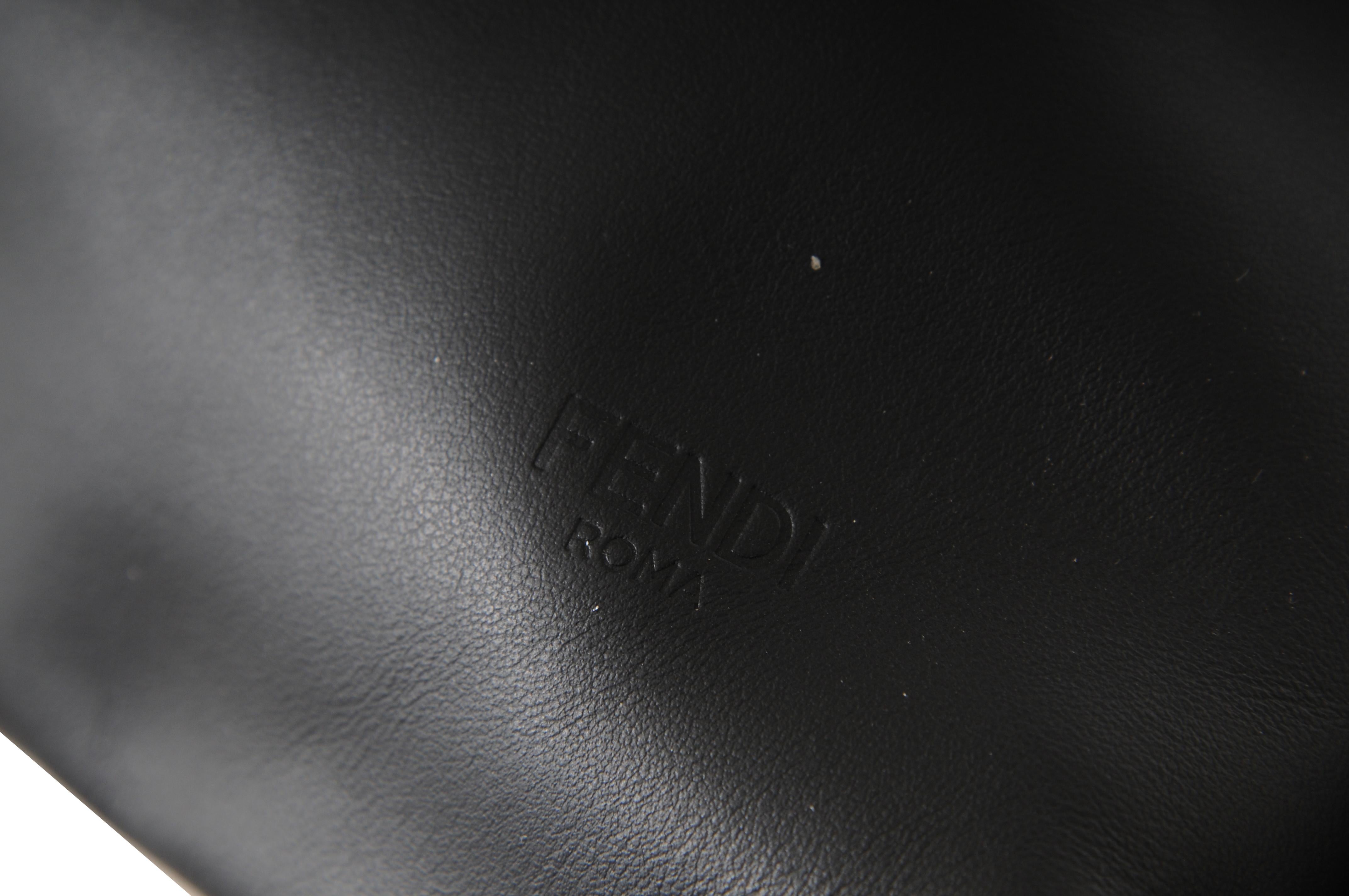 Sac à dos à cordon de serrage Vitello en nylon Fendi Logo en cuir noir Sangles jaunes en vente 6