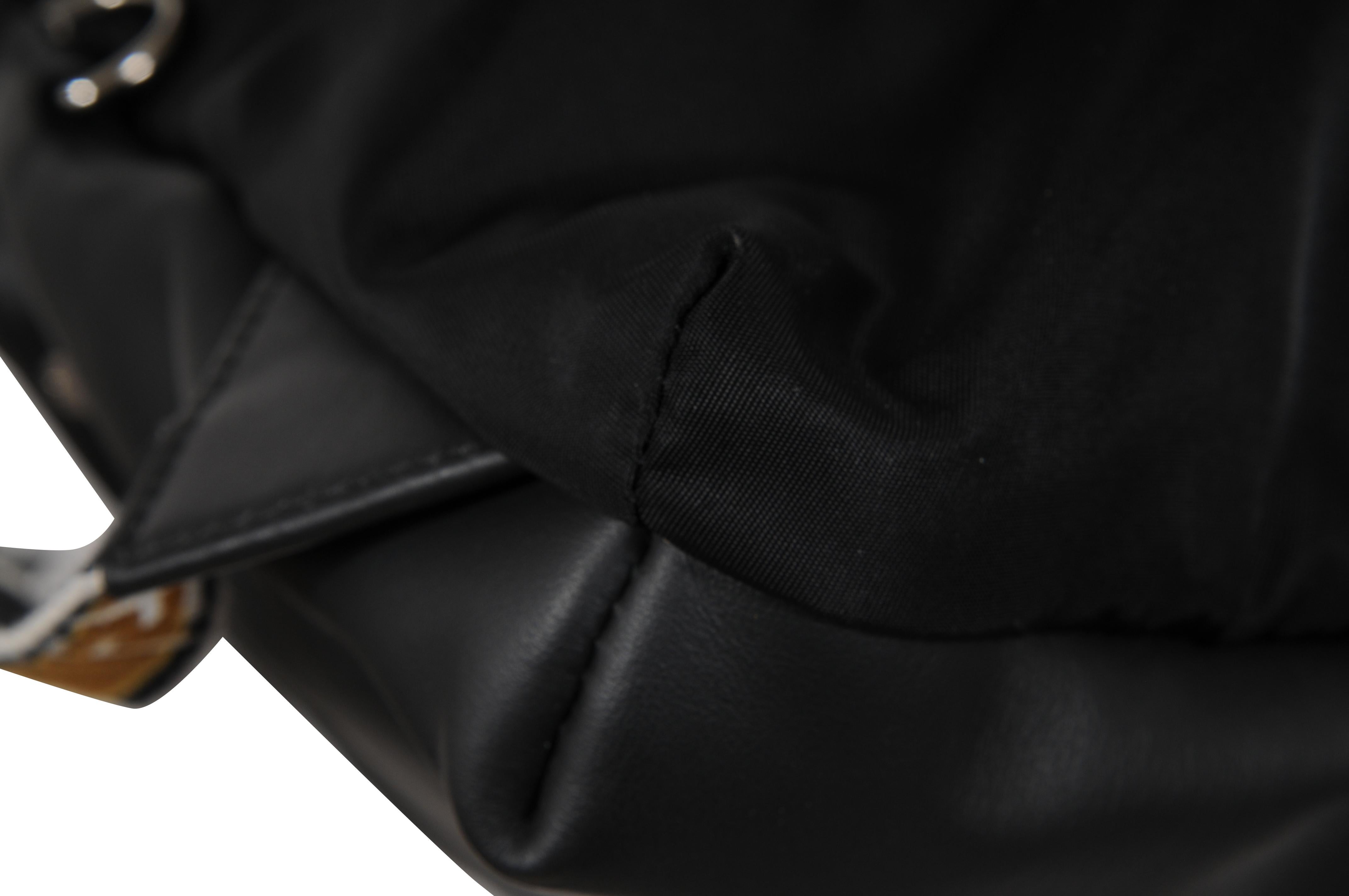 Sac à dos à cordon de serrage Vitello en nylon Fendi Logo en cuir noir Sangles jaunes en vente 9