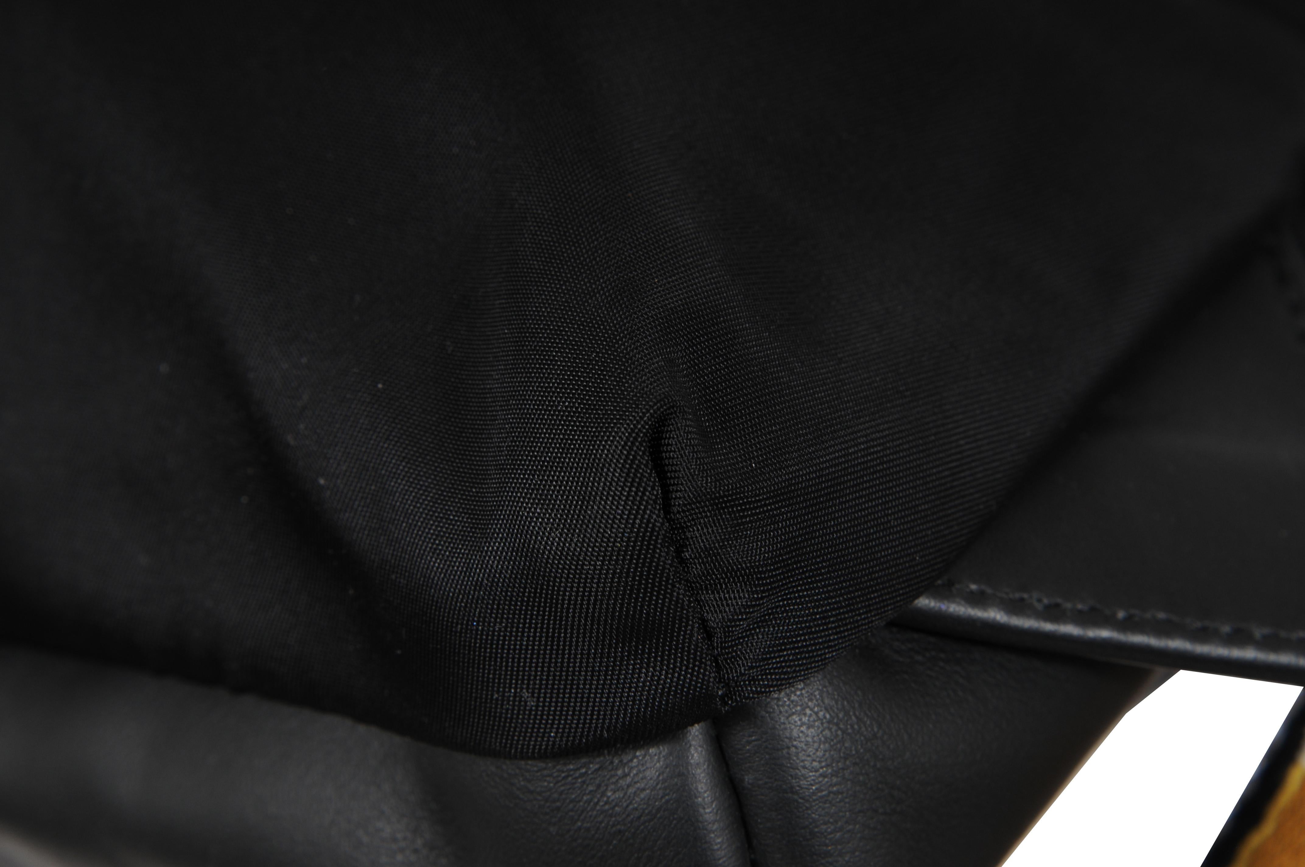 Sac à dos à cordon de serrage Vitello en nylon Fendi Logo en cuir noir Sangles jaunes en vente 10