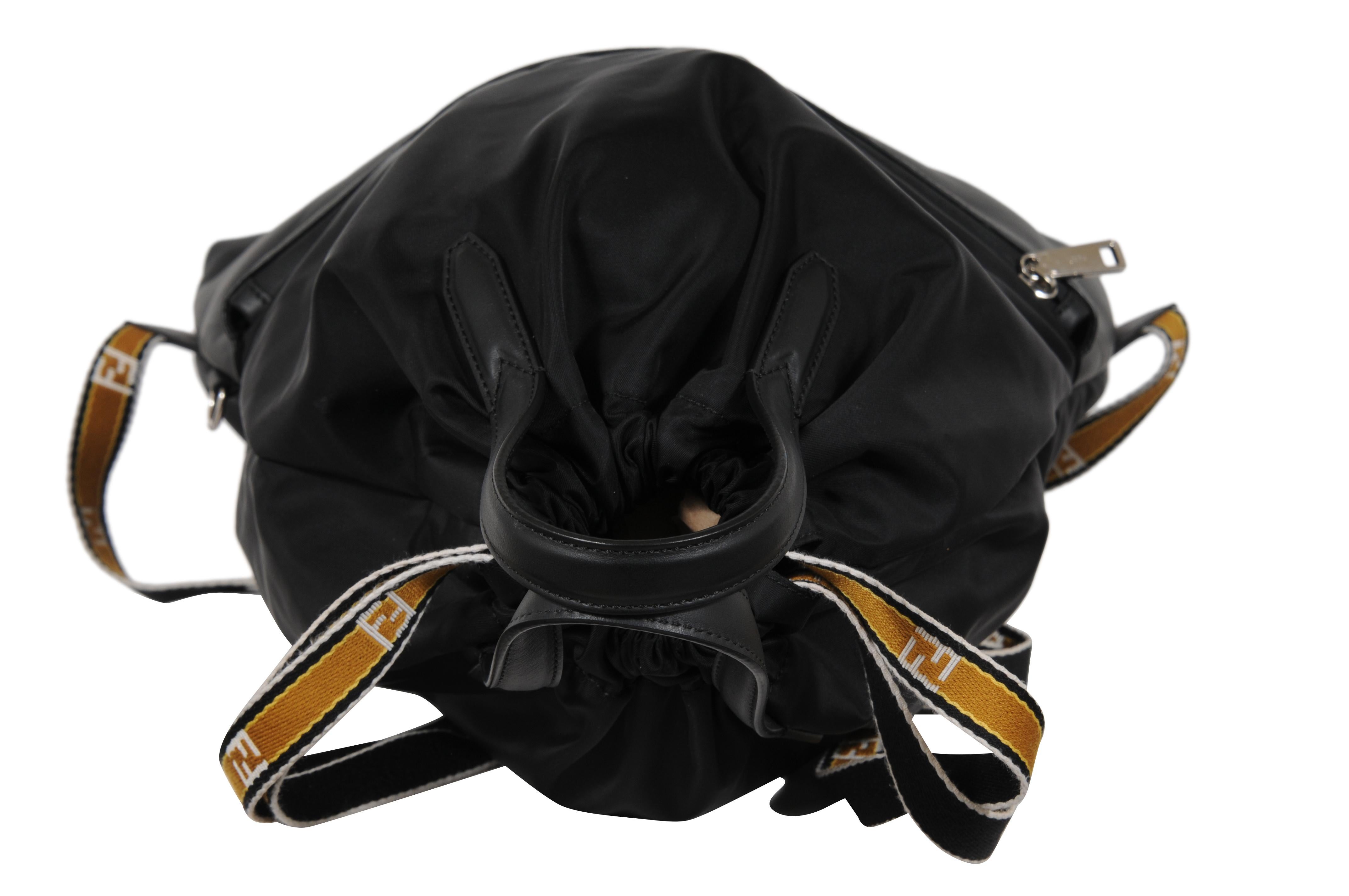 Sac à dos à cordon de serrage Vitello en nylon Fendi Logo en cuir noir Sangles jaunes en vente 11