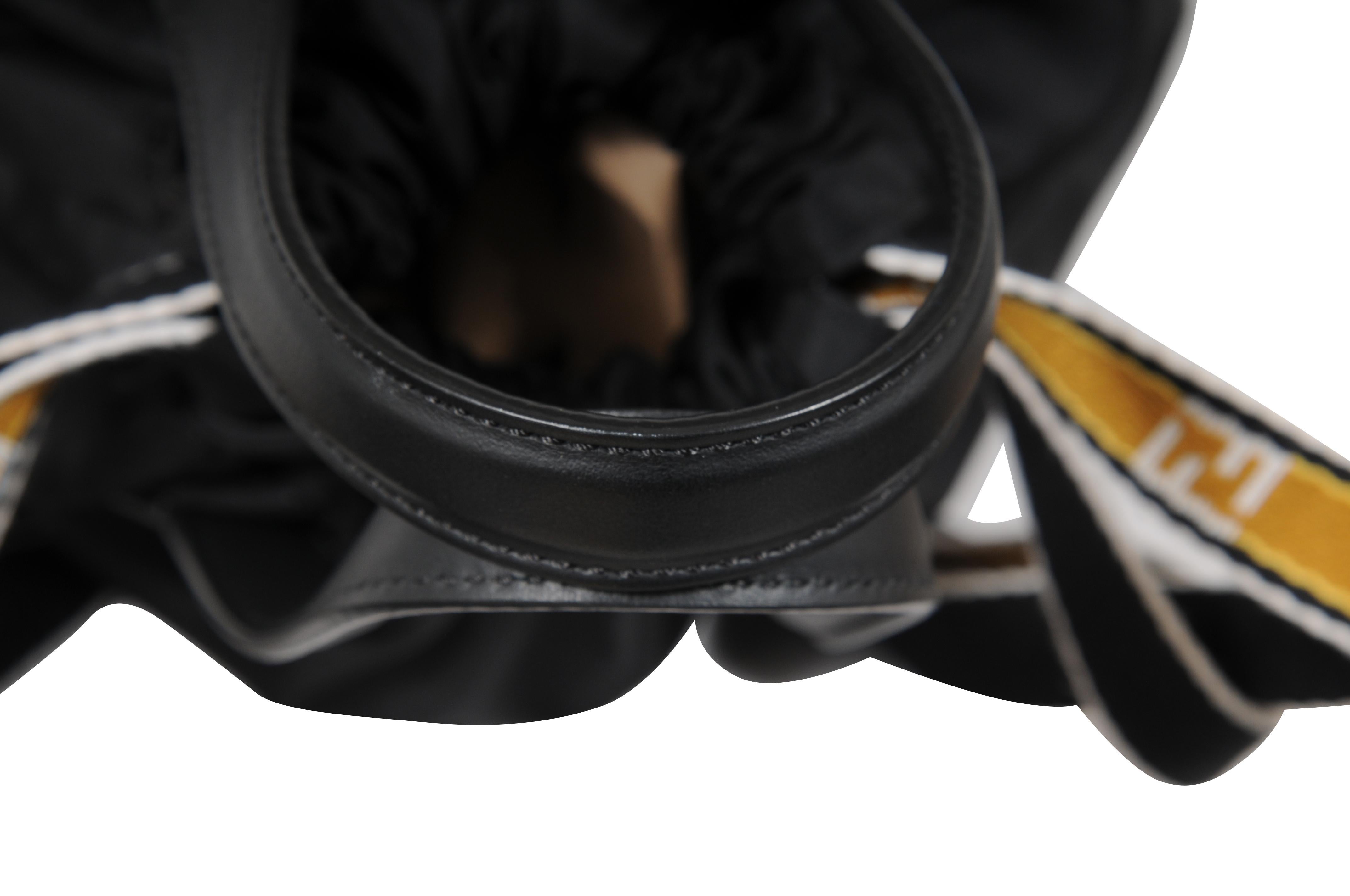 Sac à dos à cordon de serrage Vitello en nylon Fendi Logo en cuir noir Sangles jaunes en vente 12