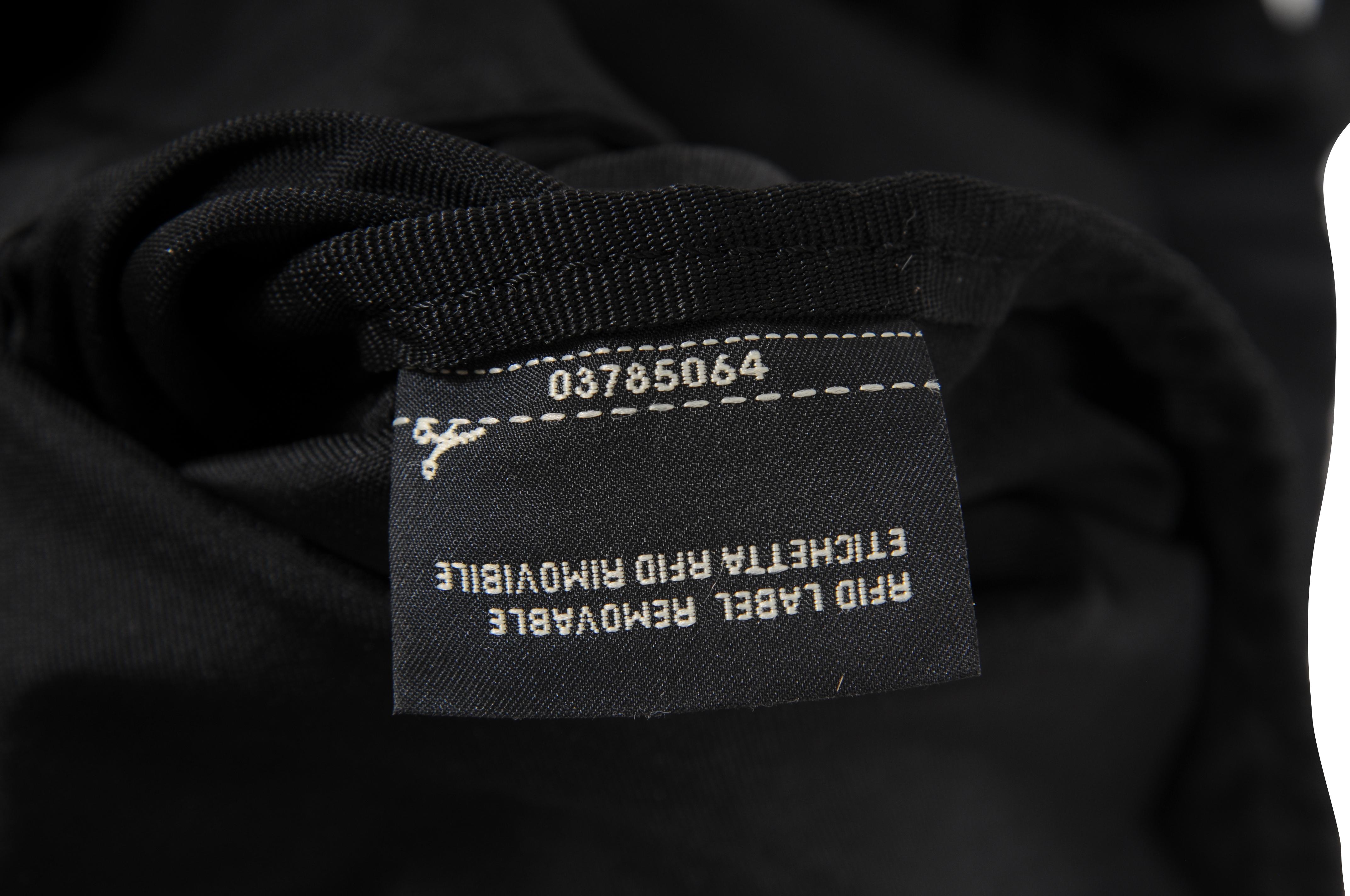 Sac à dos à cordon de serrage Vitello en nylon Fendi Logo en cuir noir Sangles jaunes en vente 14