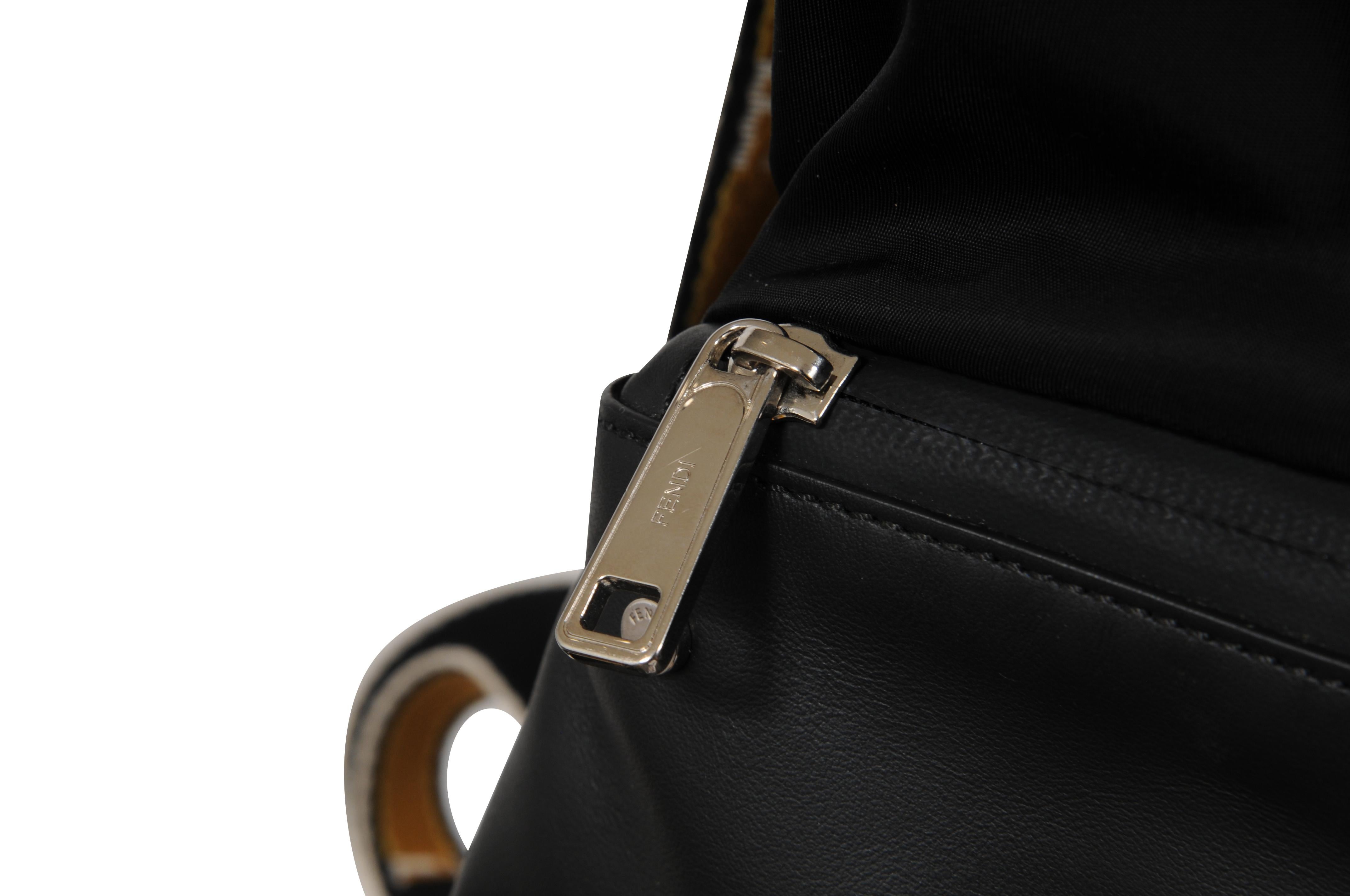 - Extérieur noir

- Fermeture à glissière sur le devant

- Cordons de serrage avec logo jaune



Condit : 

Le sac à dos est en très bon état général et ne présente pas d'imperfections majeures 



Mesures : ( Approximativement en pouces ) 

13,5 L