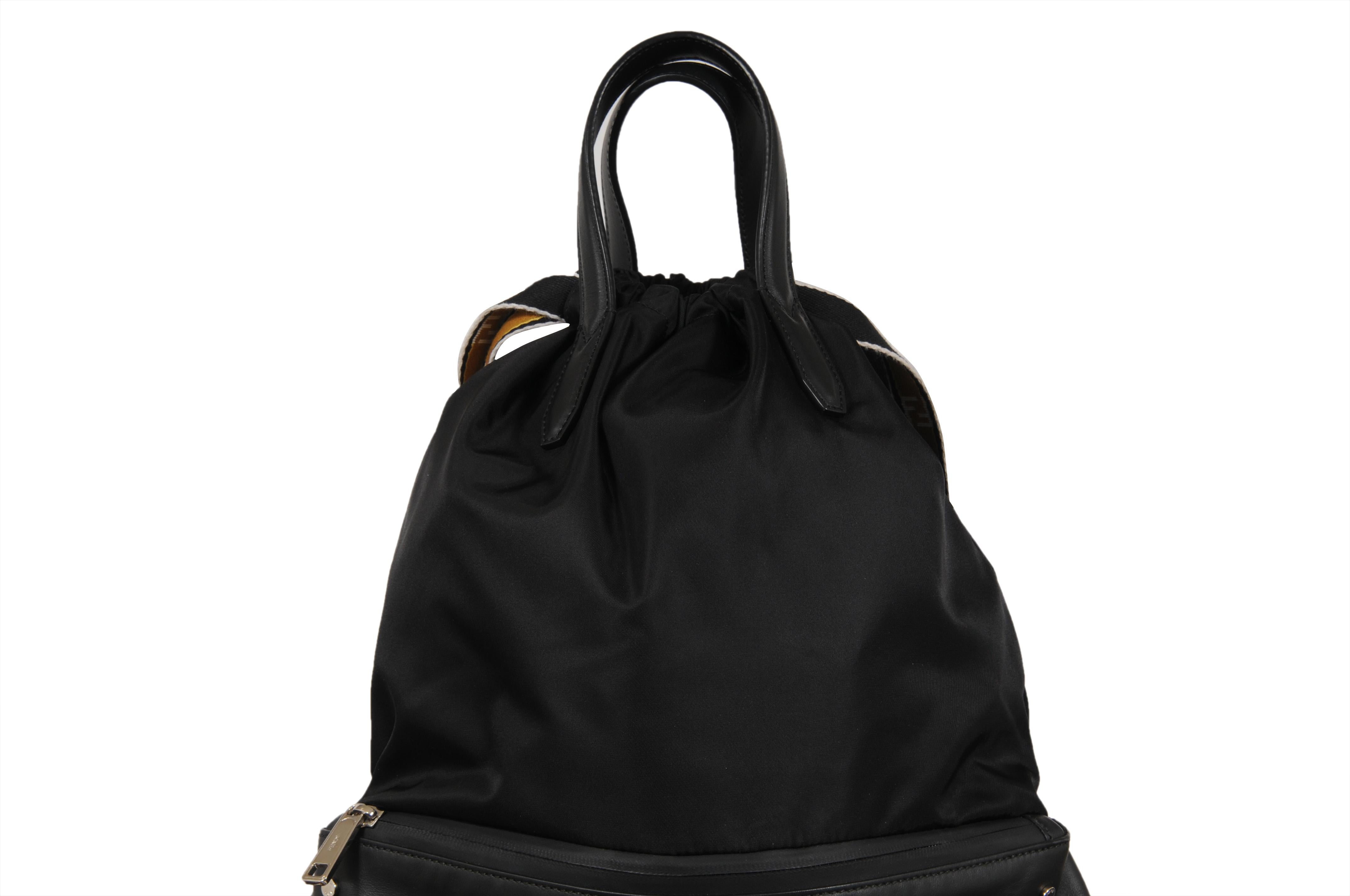 Sac à dos à cordon de serrage Vitello en nylon Fendi Logo en cuir noir Sangles jaunes Excellent état - En vente à North Miami, FL